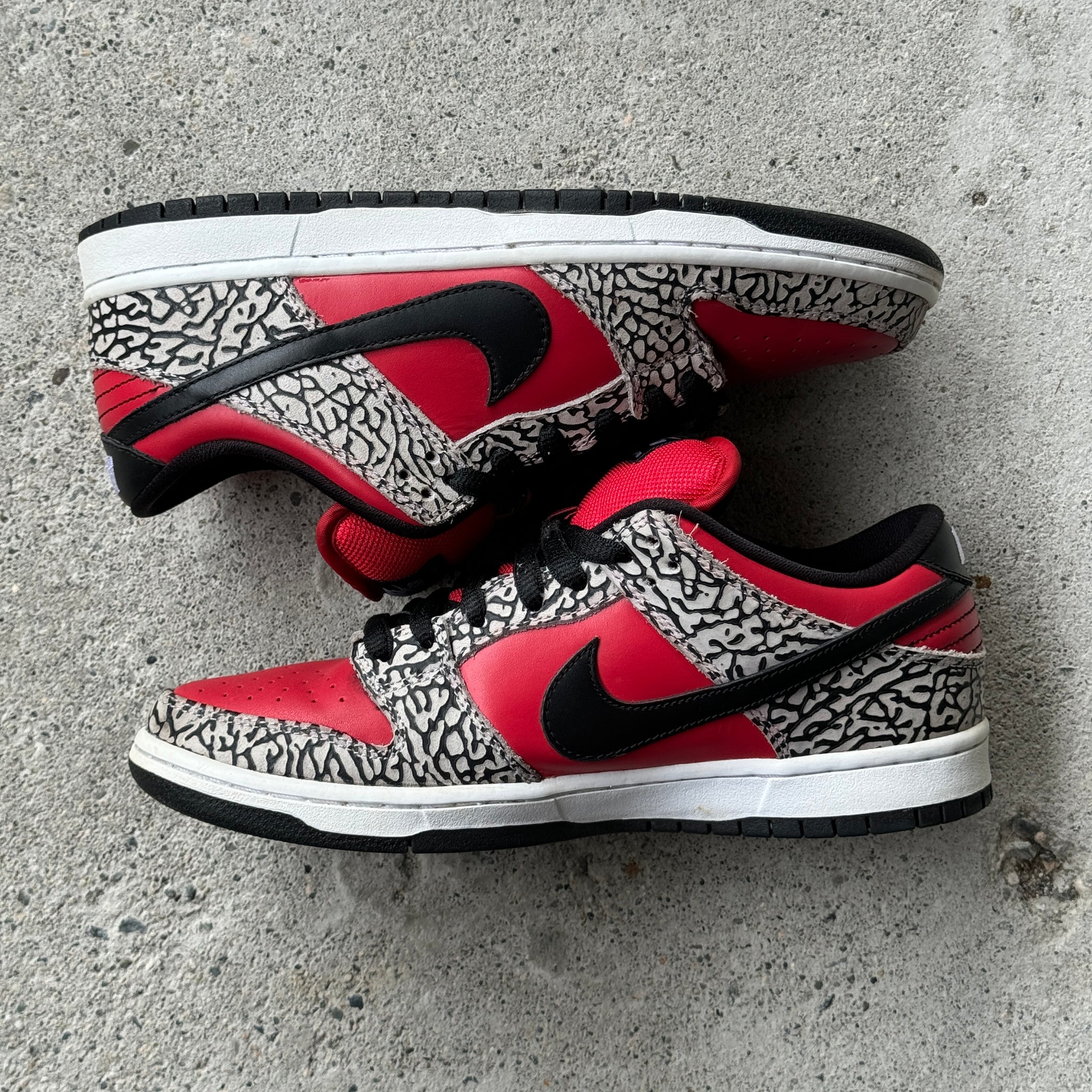 8.5 US - NIKE SB DUNK LOW SUPREME RED CEMENT W BOX 2012