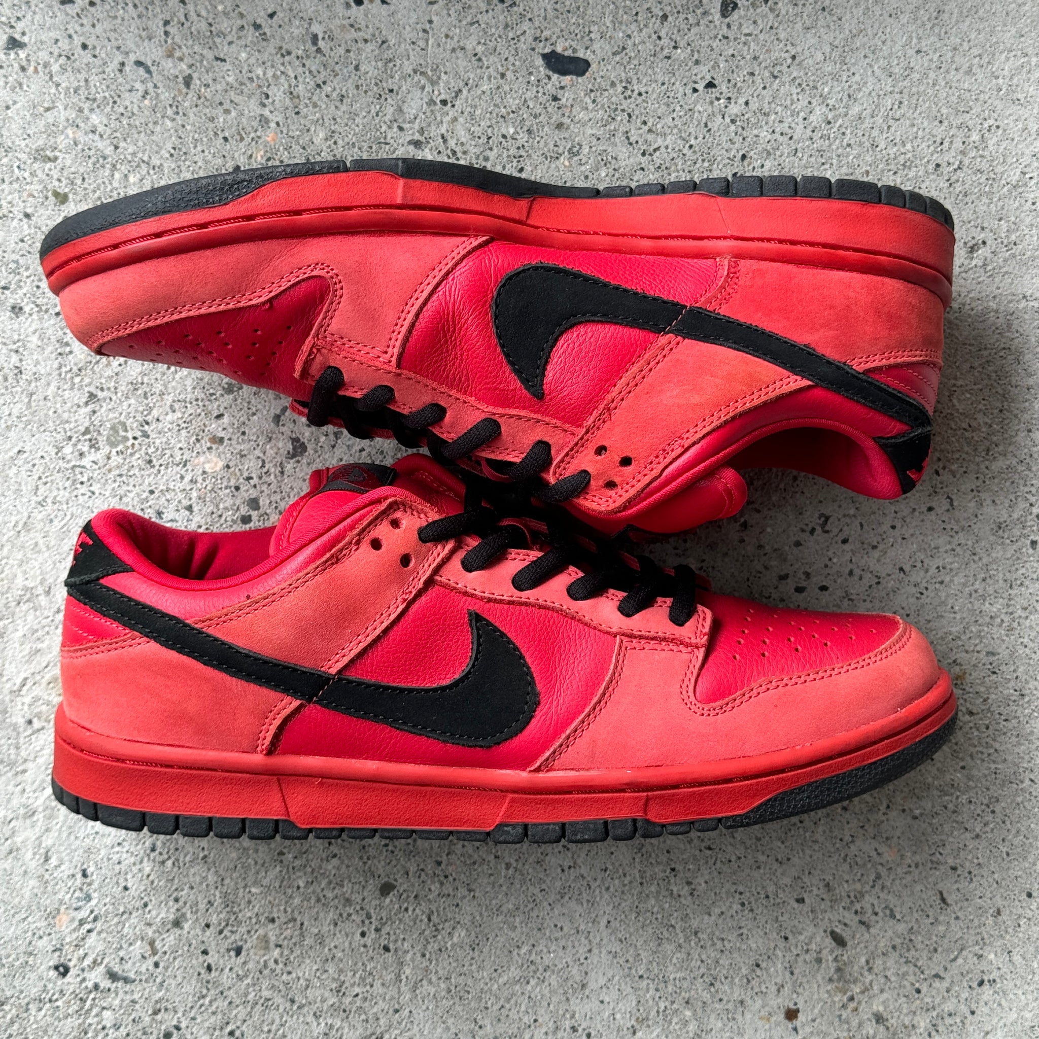 9 US - NIKE SB DUNK LOW TRUE RED 2003