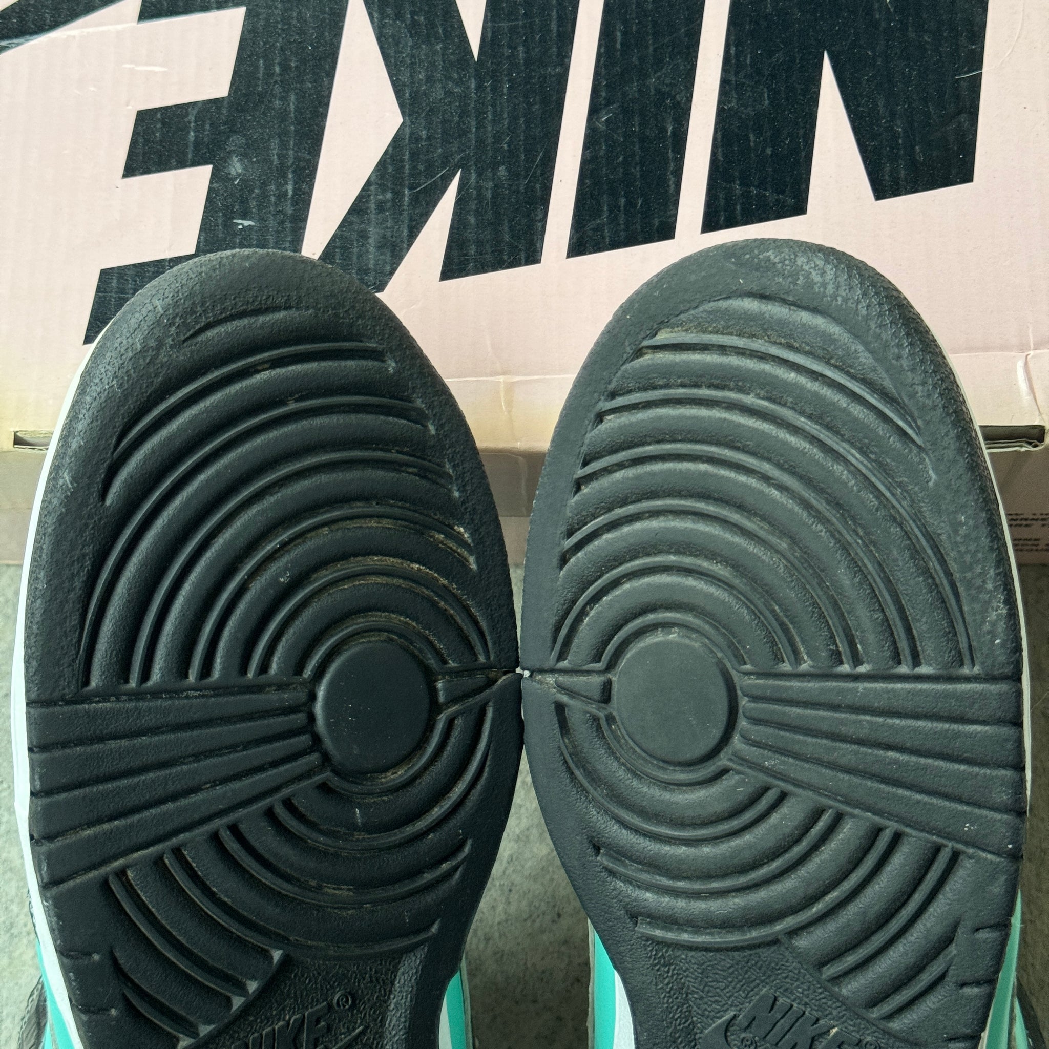 9.5 US - NIKE SB DUNK LOW TIFFANY W BOX 2005