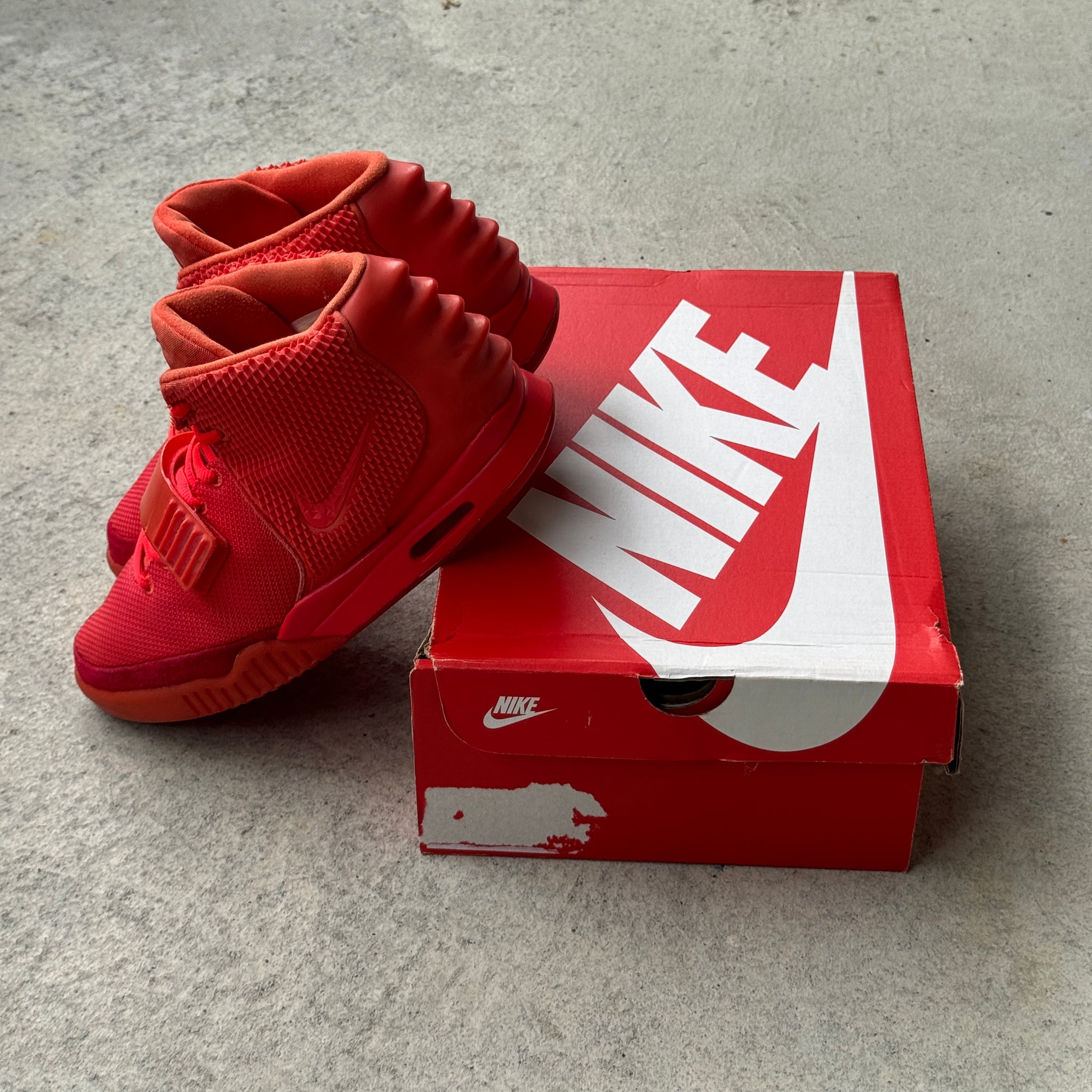 9.5 US - NIKE AIR YEEZY 2 RED OCTOBER W BOX 2014