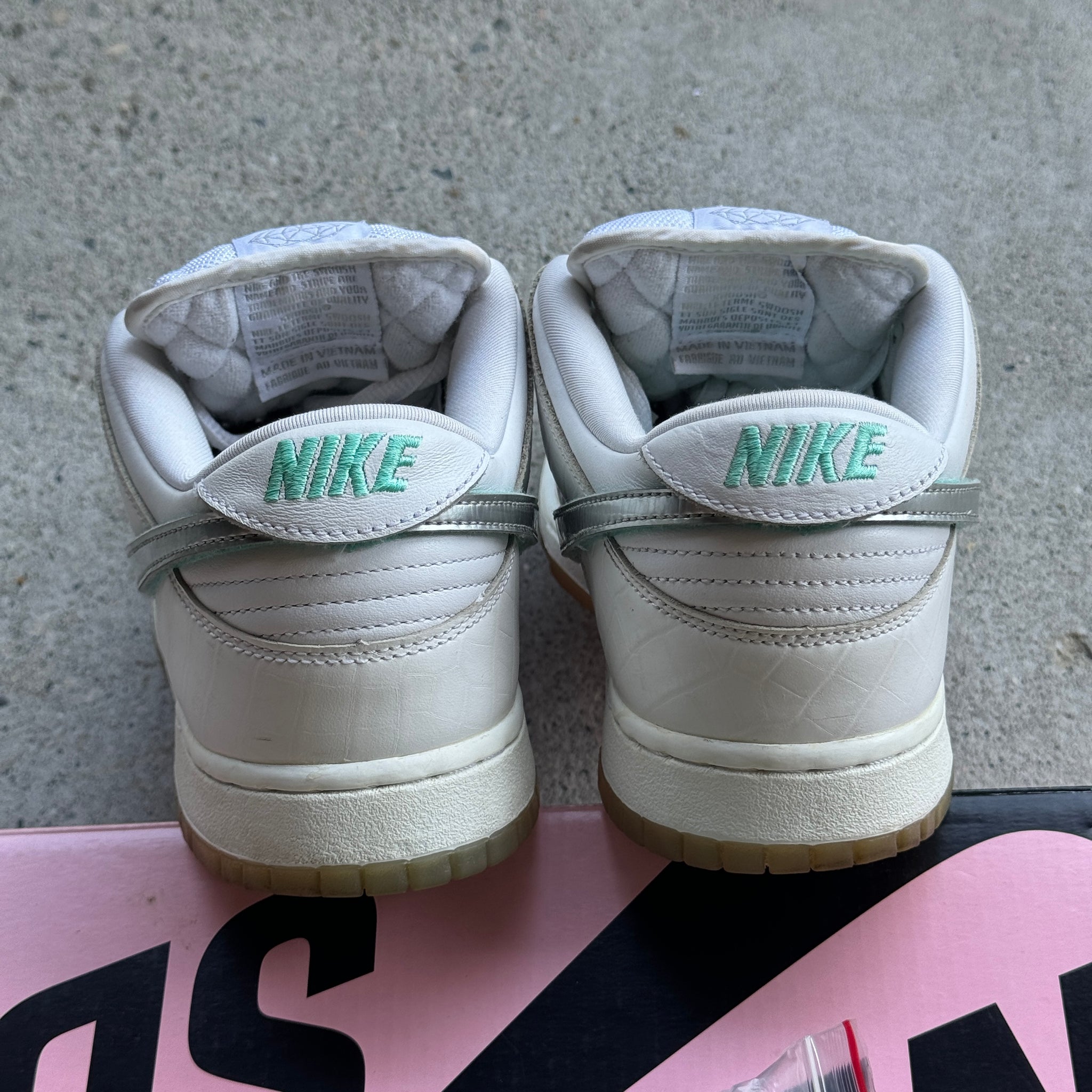 9.5 US - NIKE SB DUNK LOW WHITE DIAMOND W BOX 2018