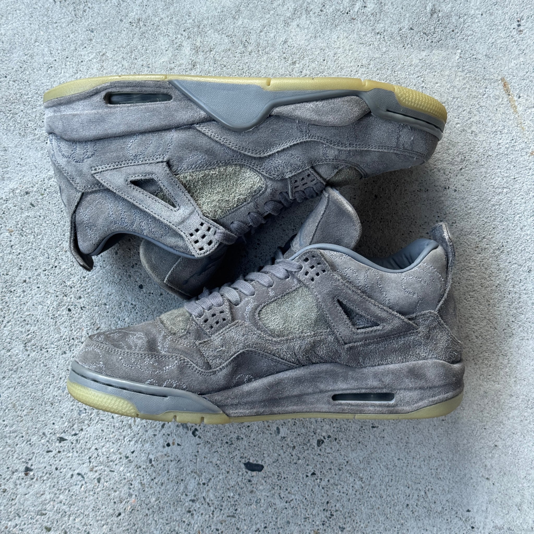 11 US - JORDAN 4 KAWS GREY W BOX 2017