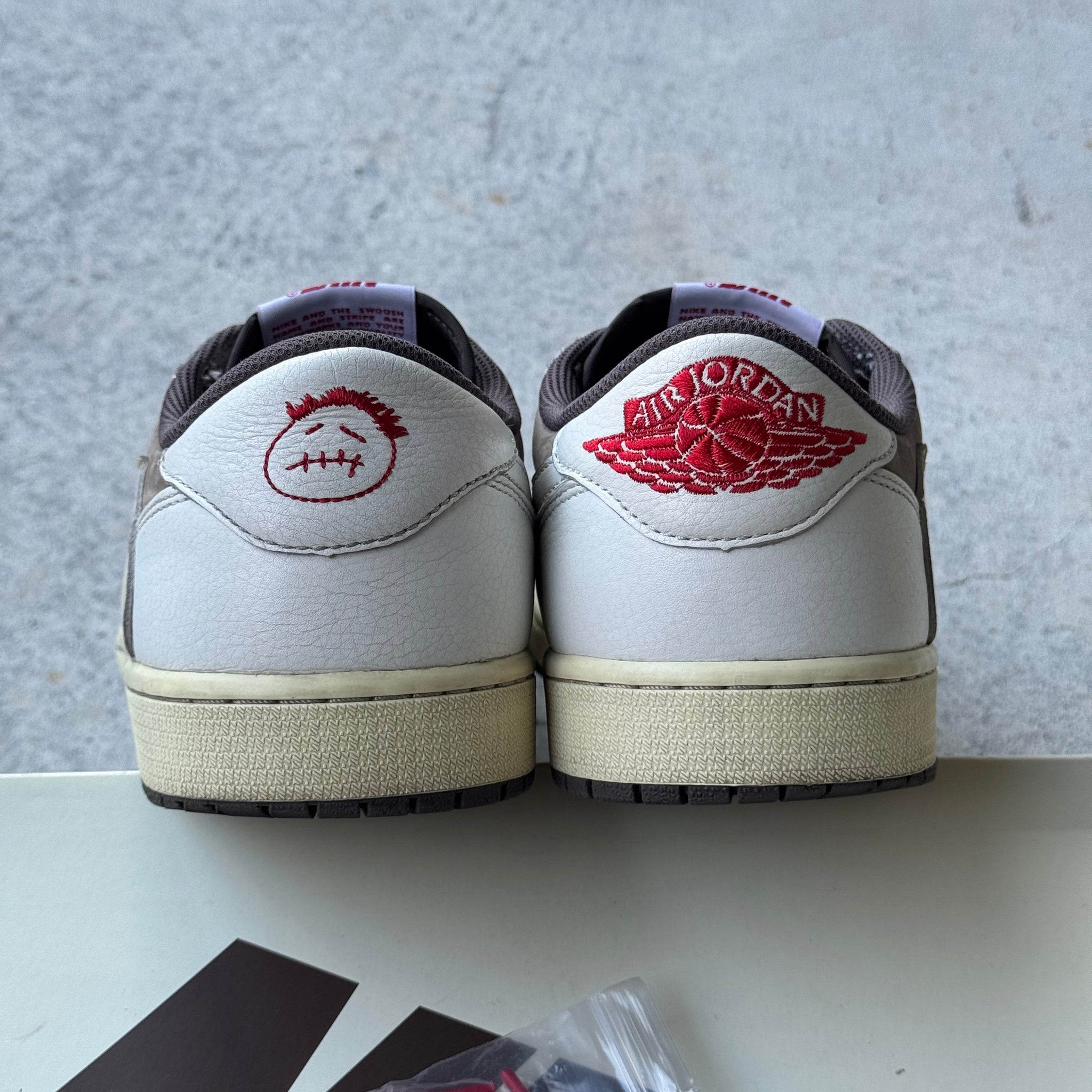 13 US - JORDAN 1 LOW TRAVIS SCOTT REVERSE MOCHA W BOX 2022
