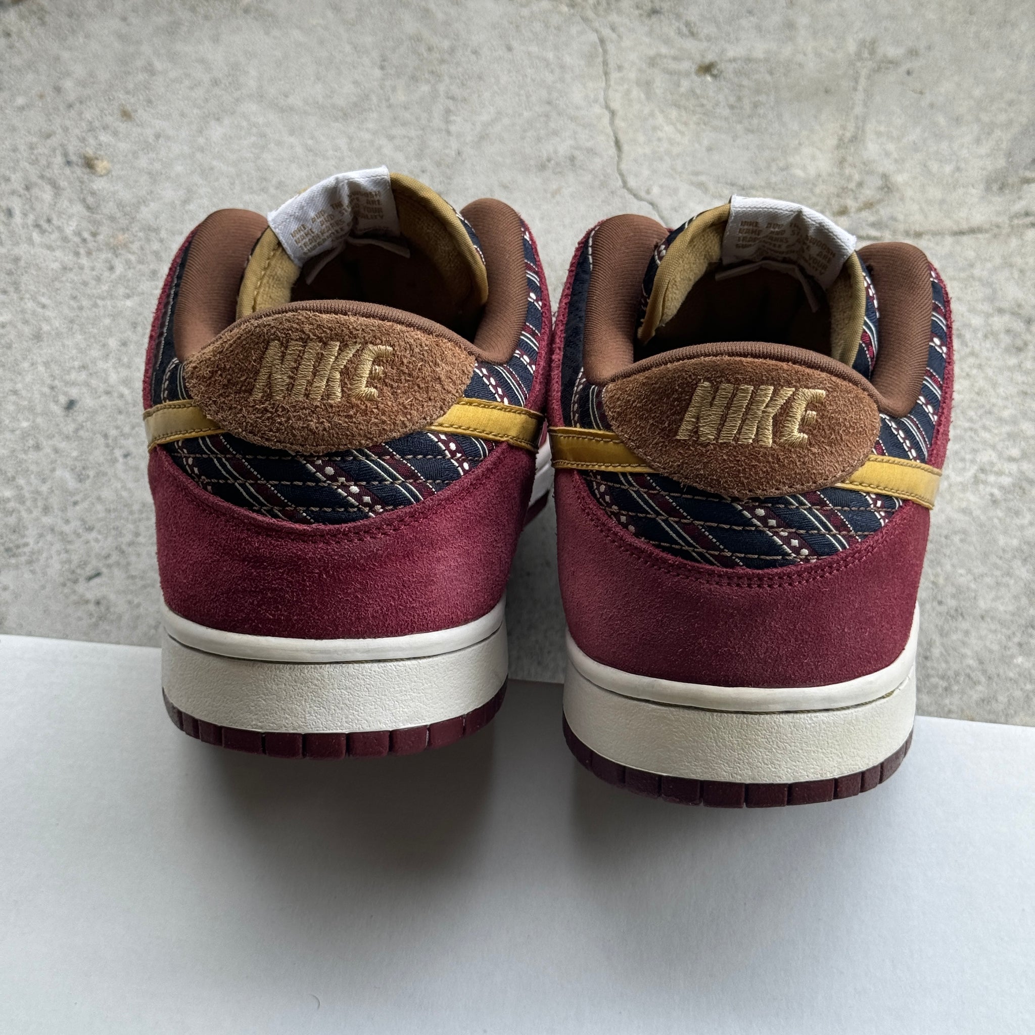 13 US - NIKE SB DUNK LOW ANCHORMAN 2009