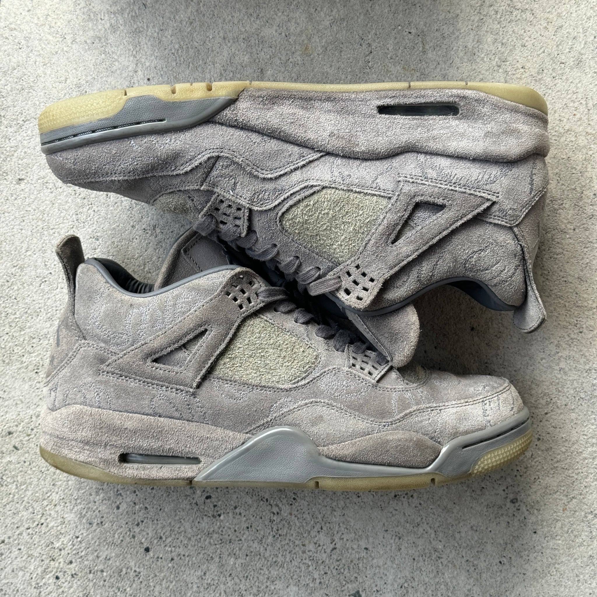10.5 US - JORDAN 4 KAWS GREY 2017