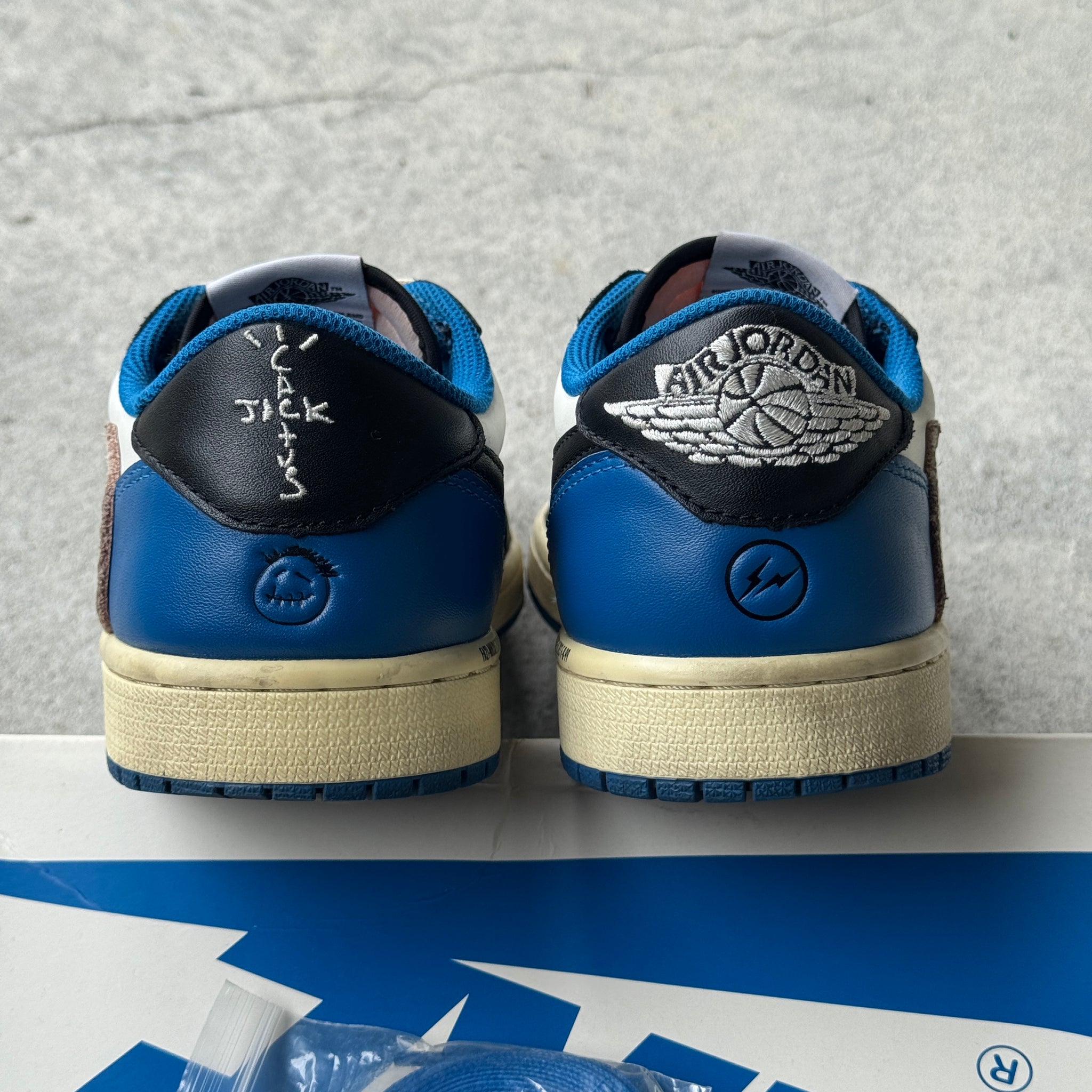 8 US - JORDAN 1 LOW TRAVIS SCOTT FRAGMENT W BOX 2021