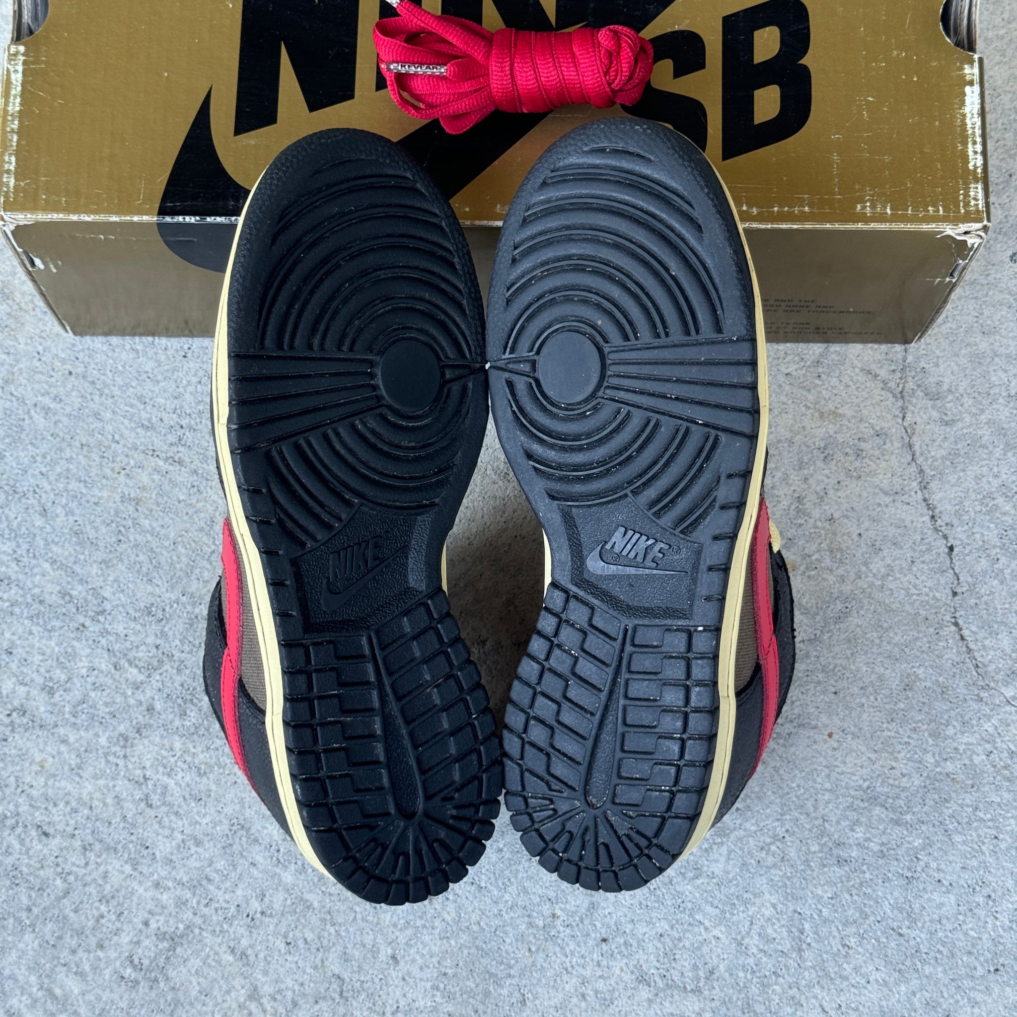 7.5 US - NIKE SB DUNK LOW BLACK ATOM RED W BOX 2008