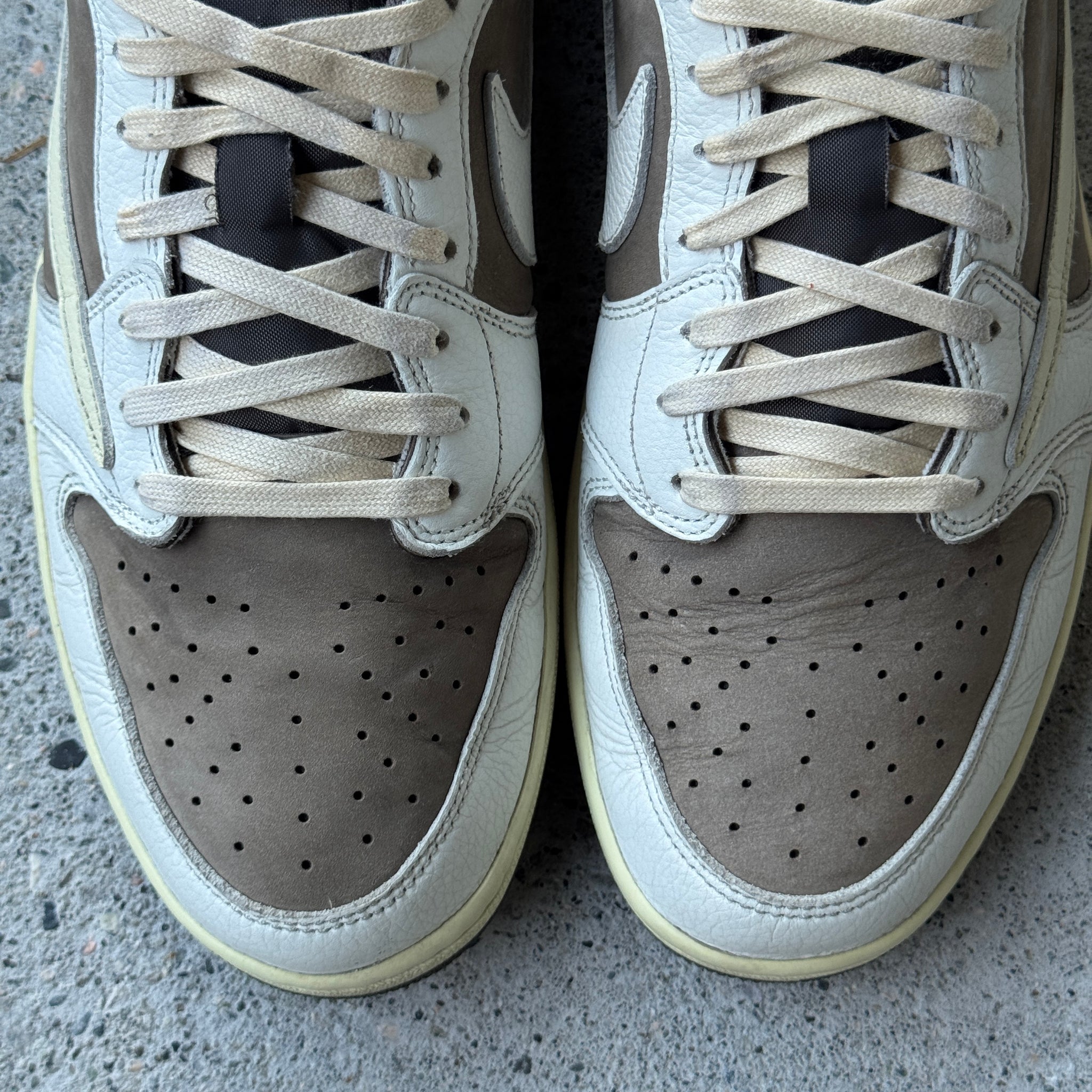 13 US - JORDAN 1 LOW TRAVIS SCOTT REVERSE MOCHA W BOX 2022