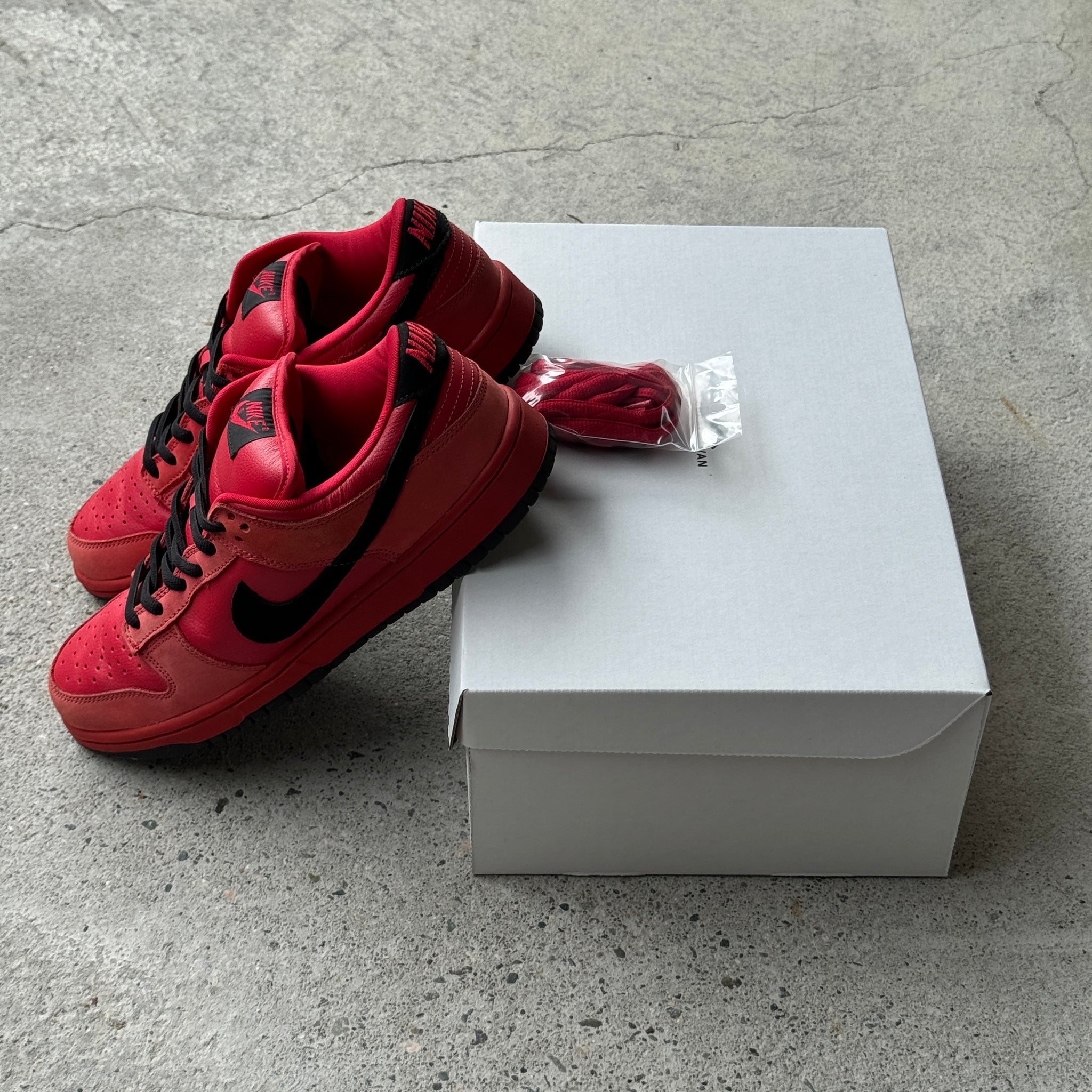 9 US - NIKE SB DUNK LOW TRUE RED 2003