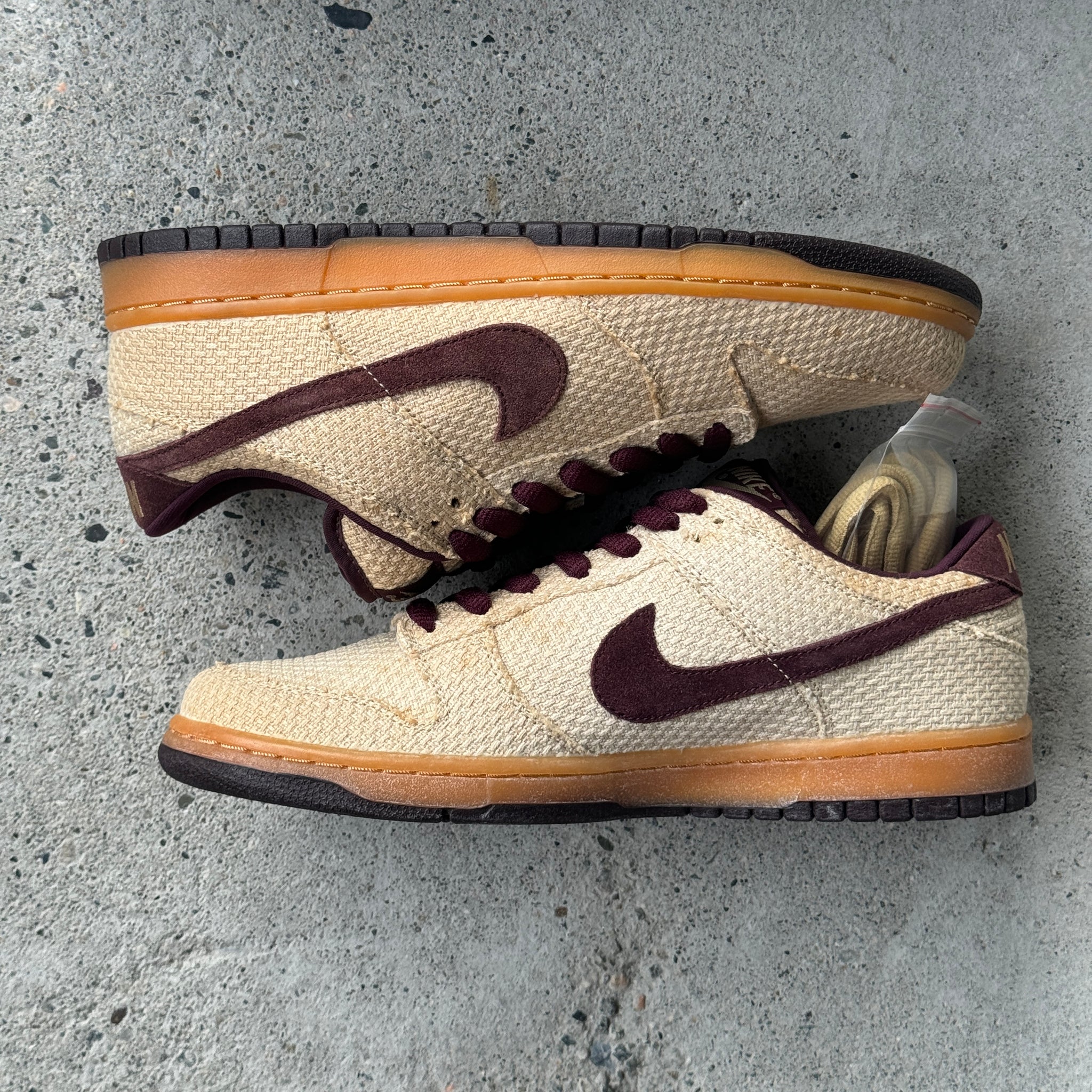10.5 US - DS NIKE SB DUNK LOW MAHOGANY HEMP W BOX 2004