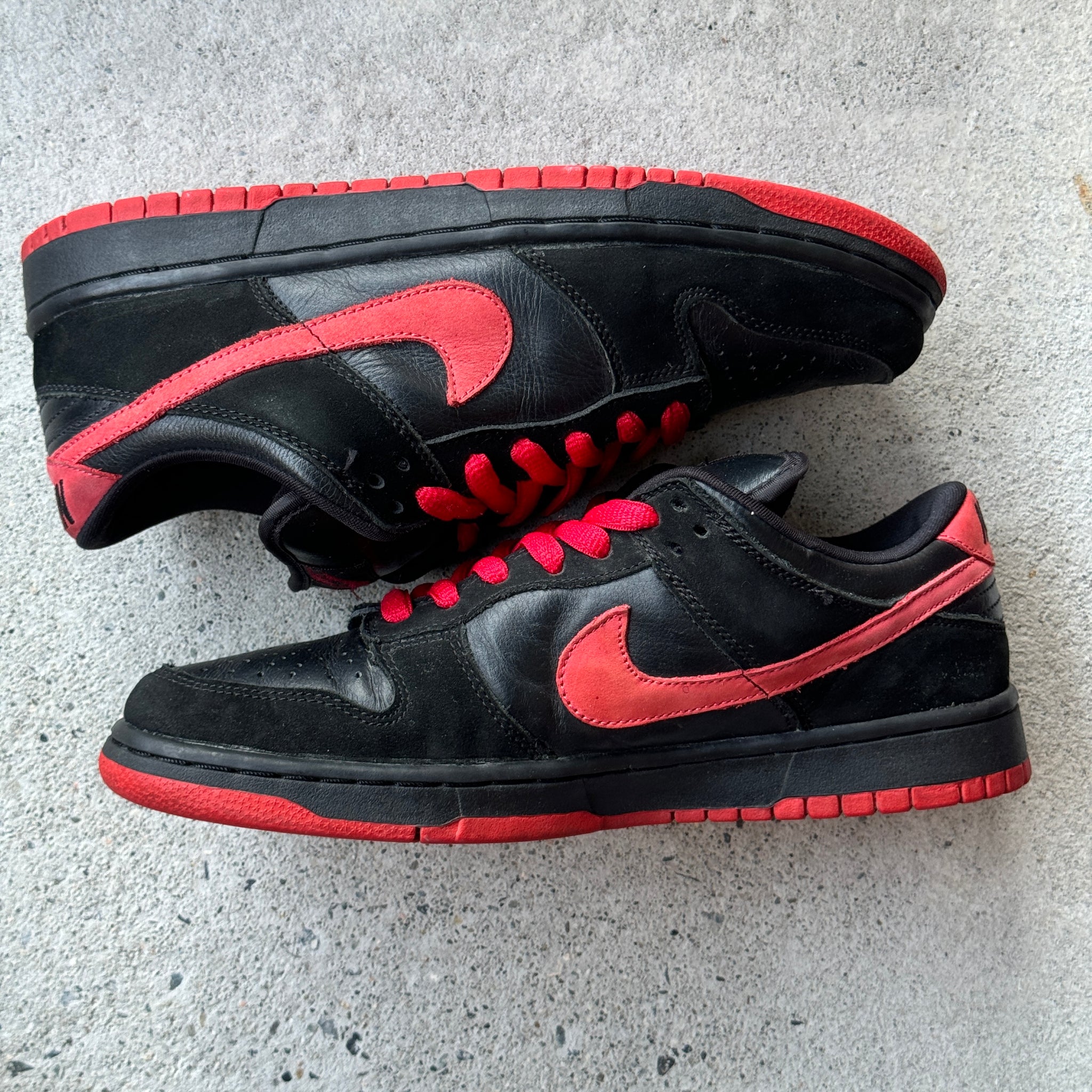 9.5 US - NIKE SB DUNK LOW BLACK VAMPS W BOX 2004