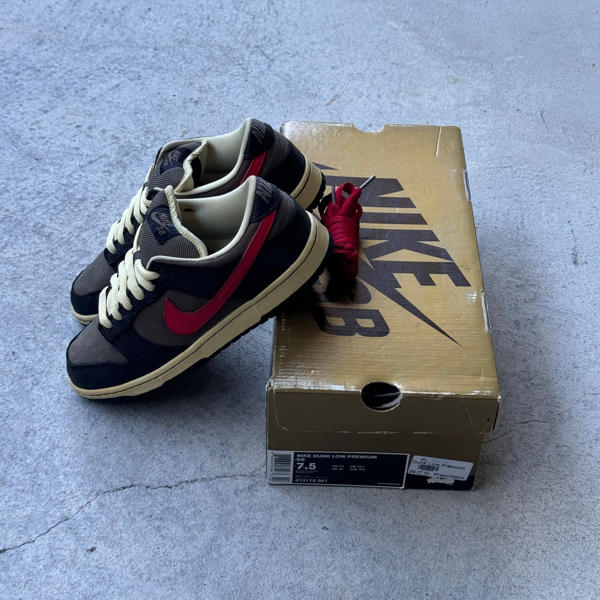 7.5 US - NIKE SB DUNK LOW BLACK ATOM RED W BOX 2008