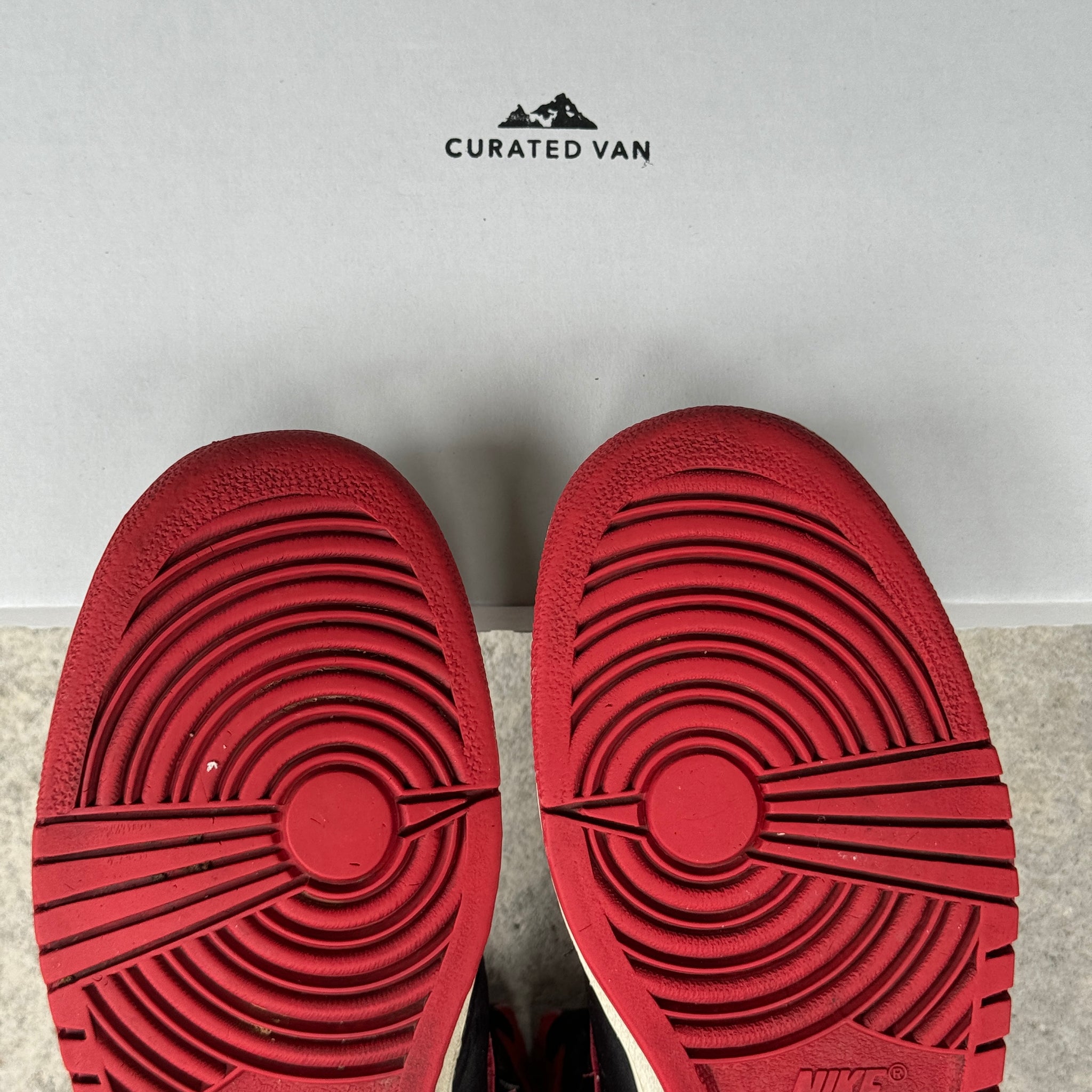9.5 US - JORDAN 1  BLACK/RED 1985