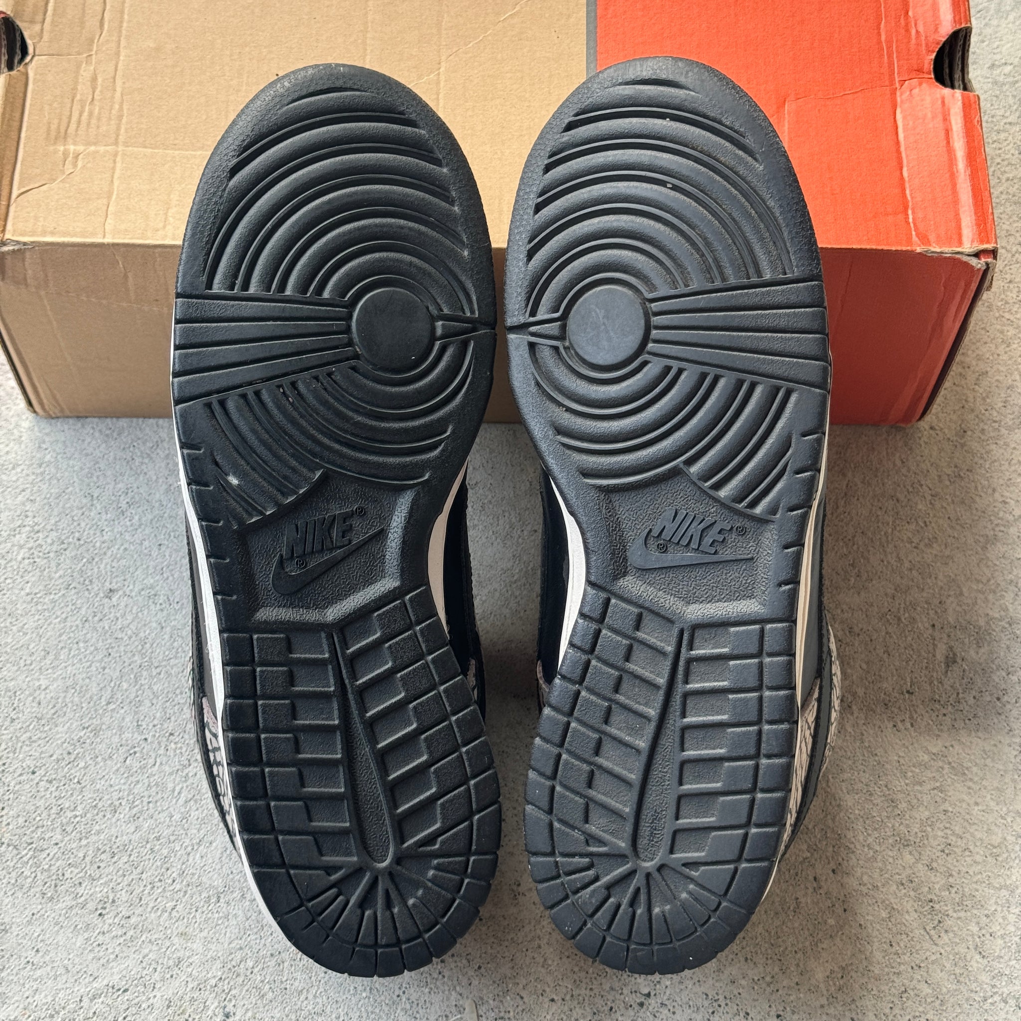10 US - NIKE SB DUNK LOW SUPREME BLACK CEMENT W BOX 2002