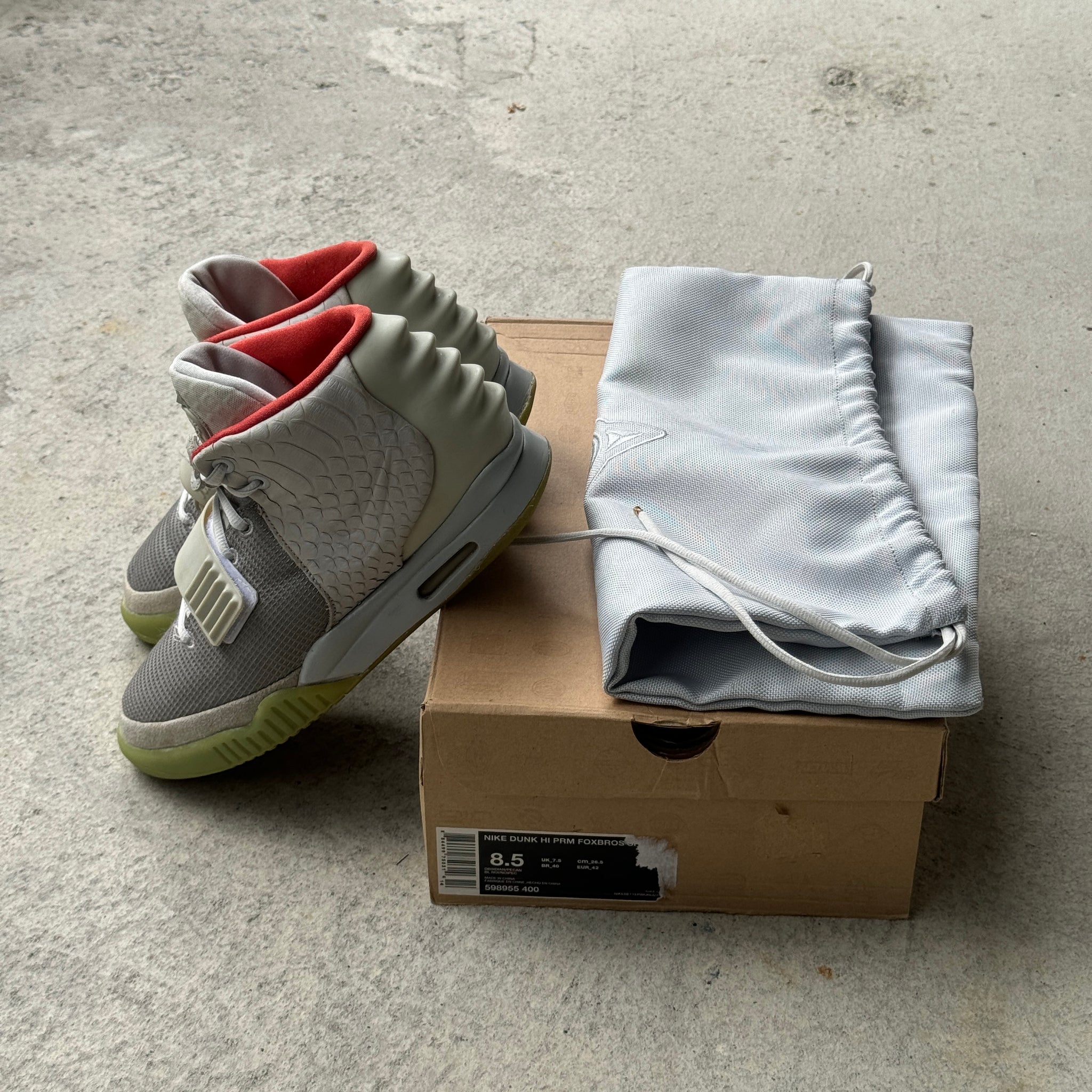 8.5 US - NIKE AIR YEEZY 2 PLATNIUM W BOX 2014