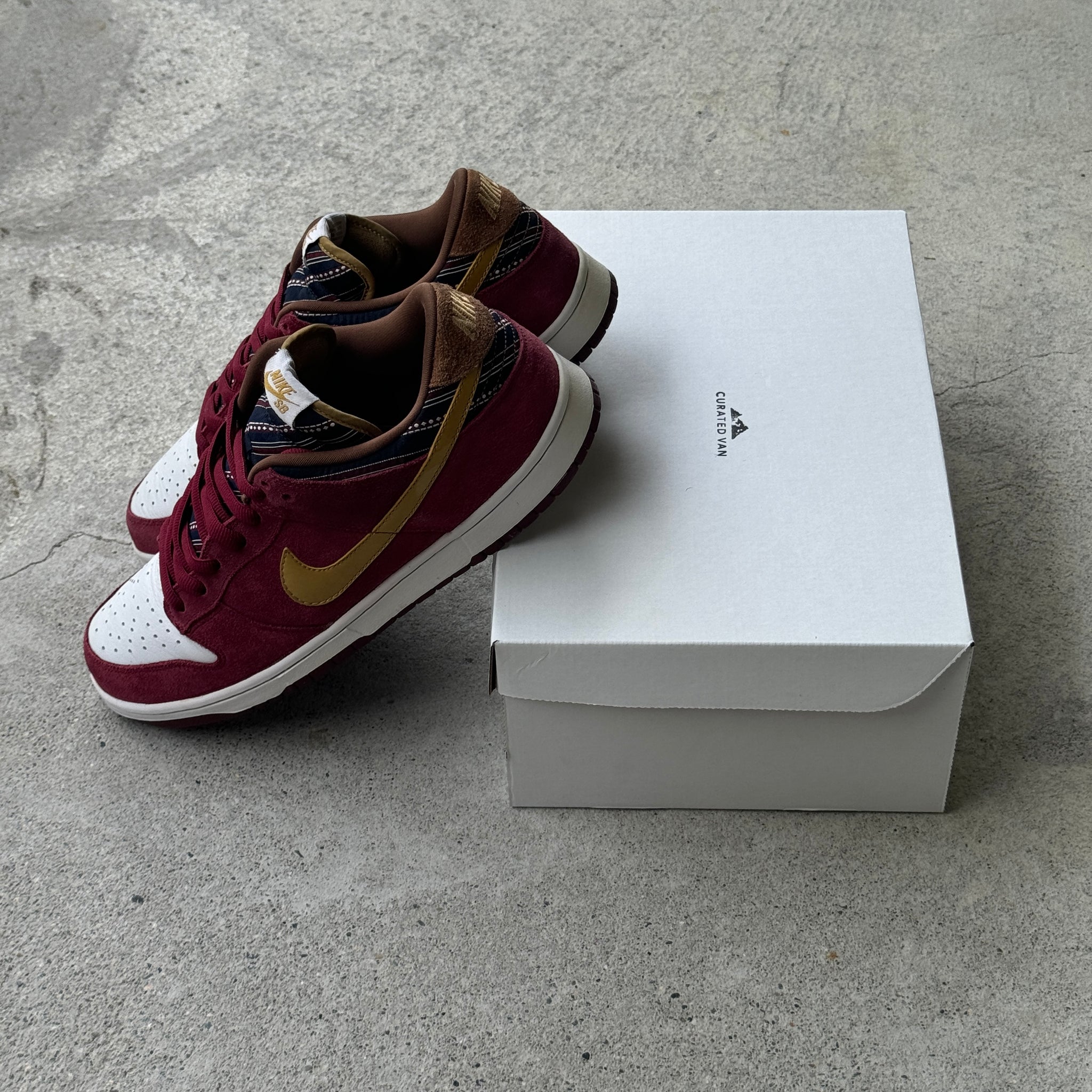 13 US - NIKE SB DUNK LOW ANCHORMAN 2009