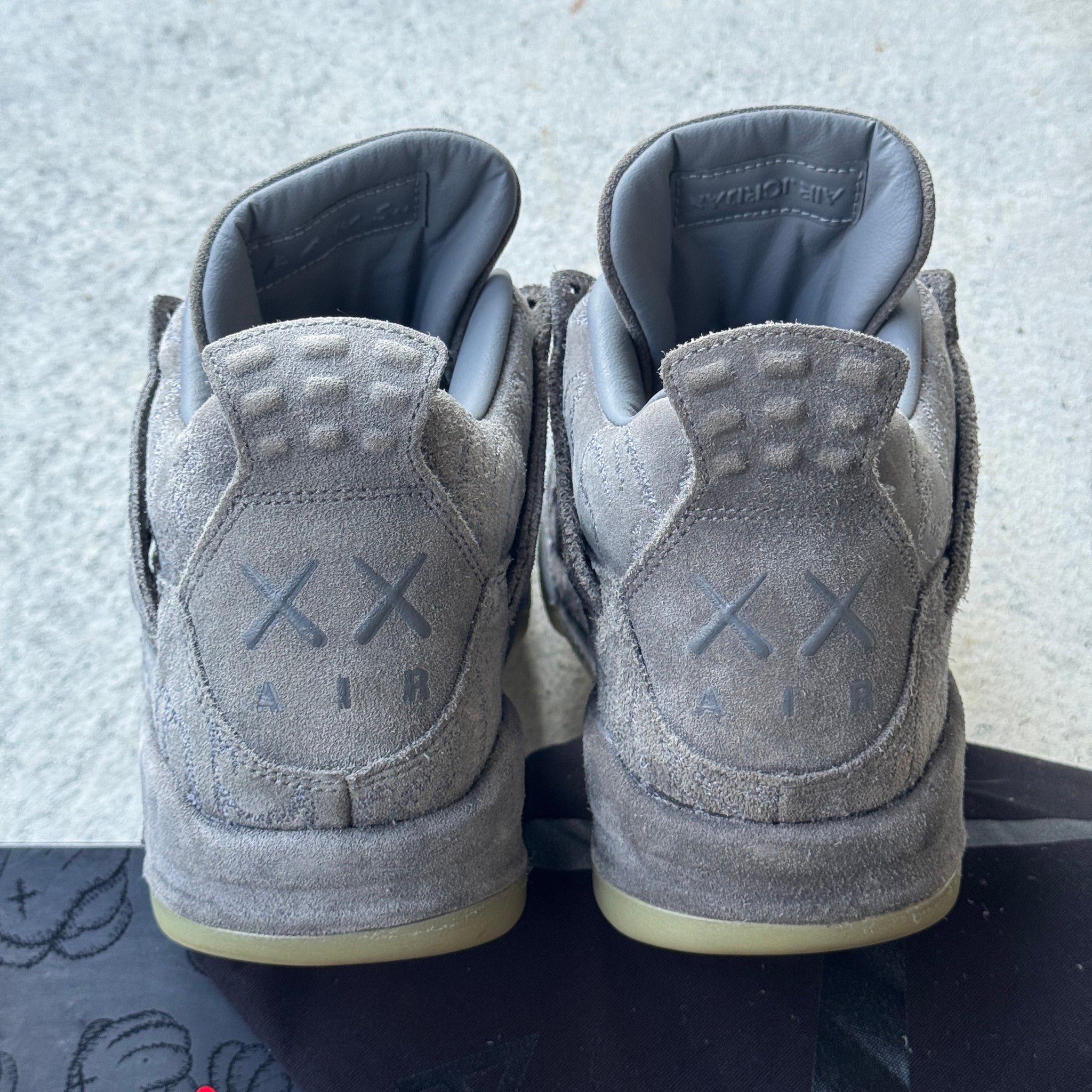 11 US - JORDAN 4 KAWS GREY W BOX 2017
