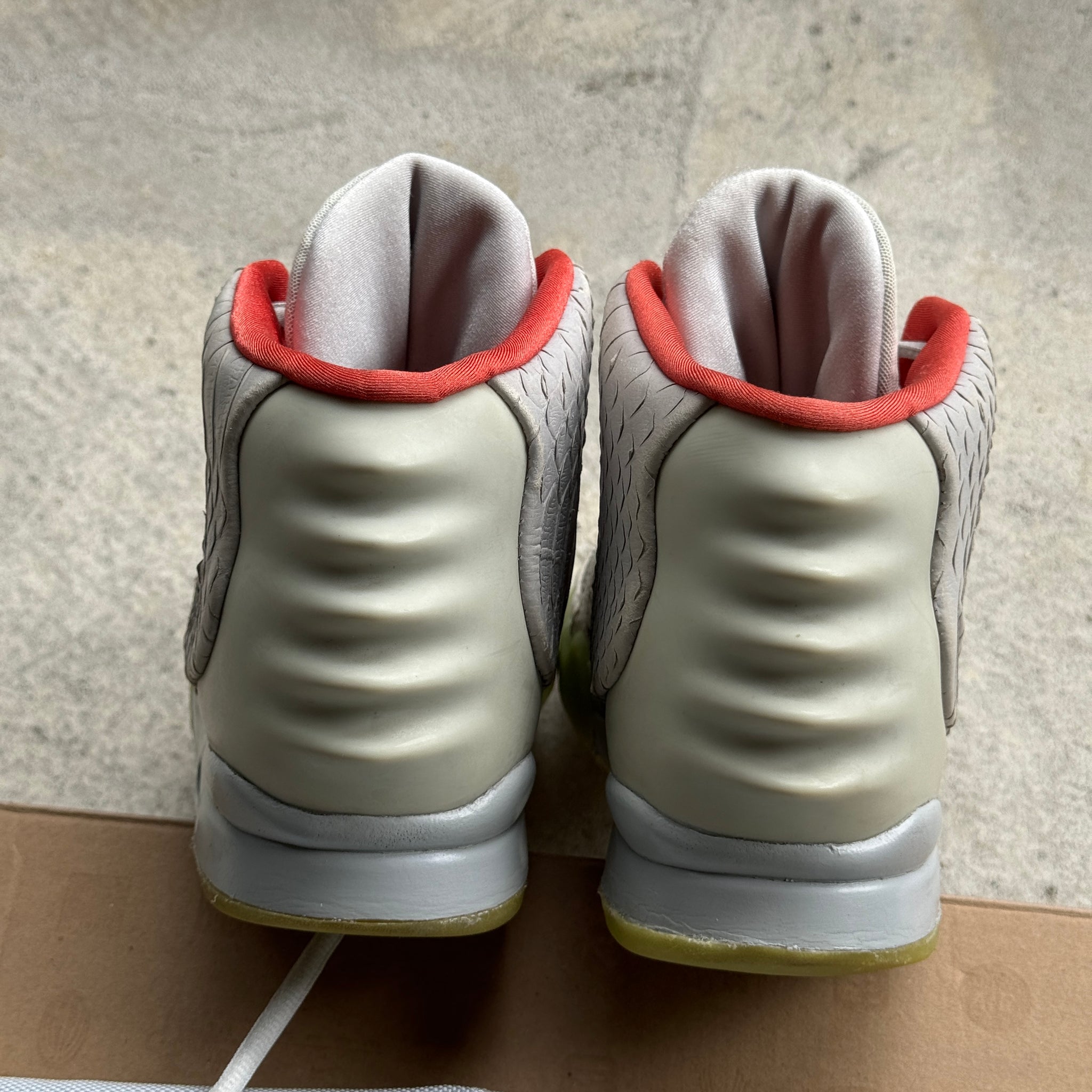 8.5 US - NIKE AIR YEEZY 2 PLATNIUM W BOX 2014