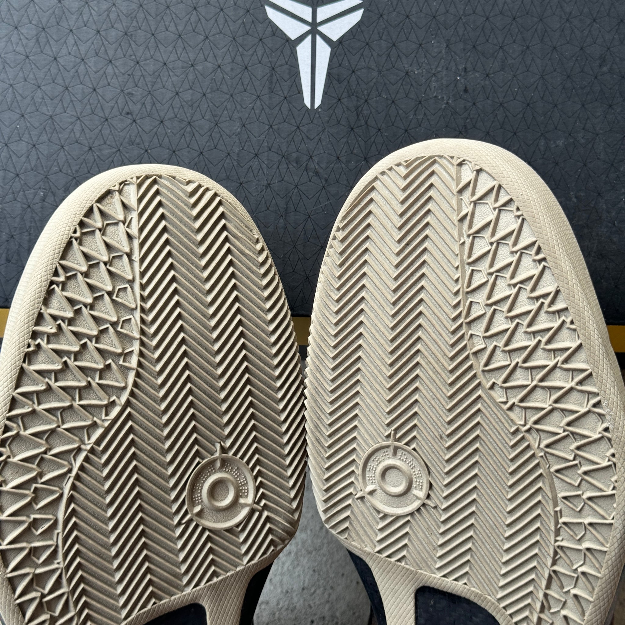 12 US - DS NIKE AIR ZOOM KOBE 8 PYTHON W BOX 2013