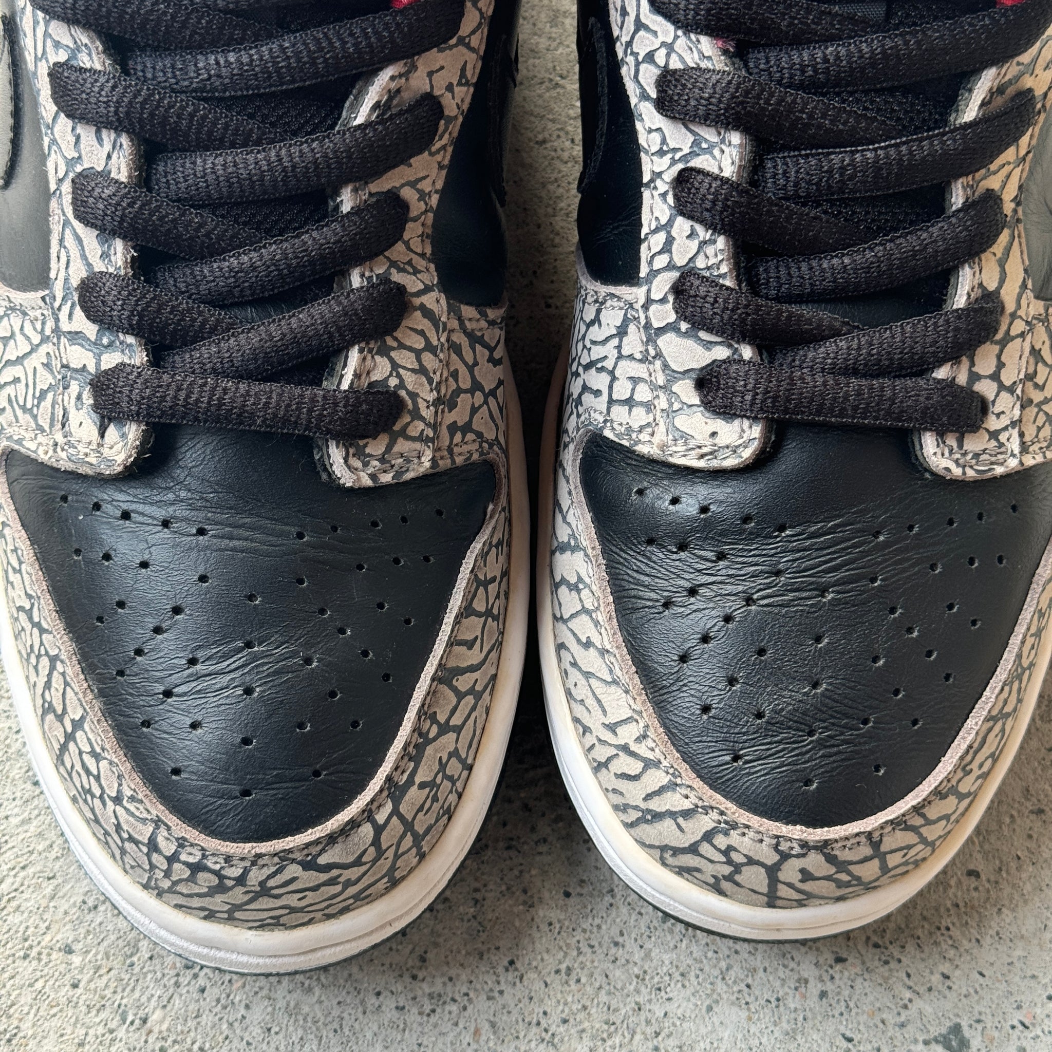 10 US - NIKE SB DUNK LOW SUPREME BLACK CEMENT W BOX 2002