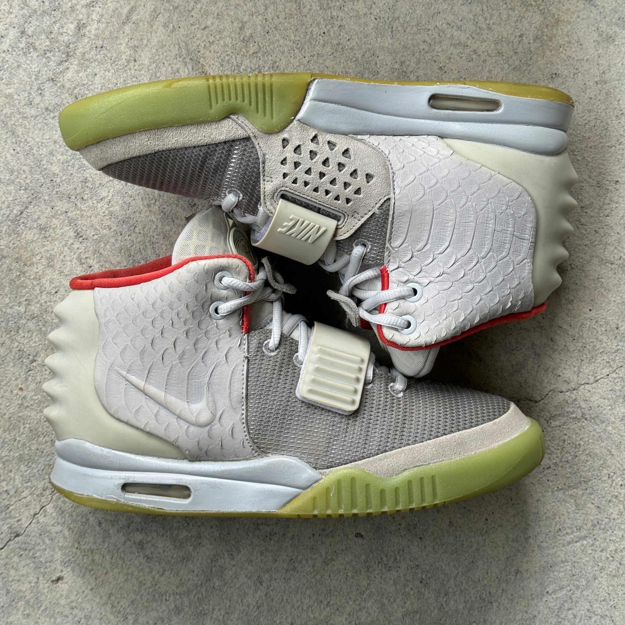 8.5 US - NIKE AIR YEEZY 2 PLATNIUM W BOX 2014