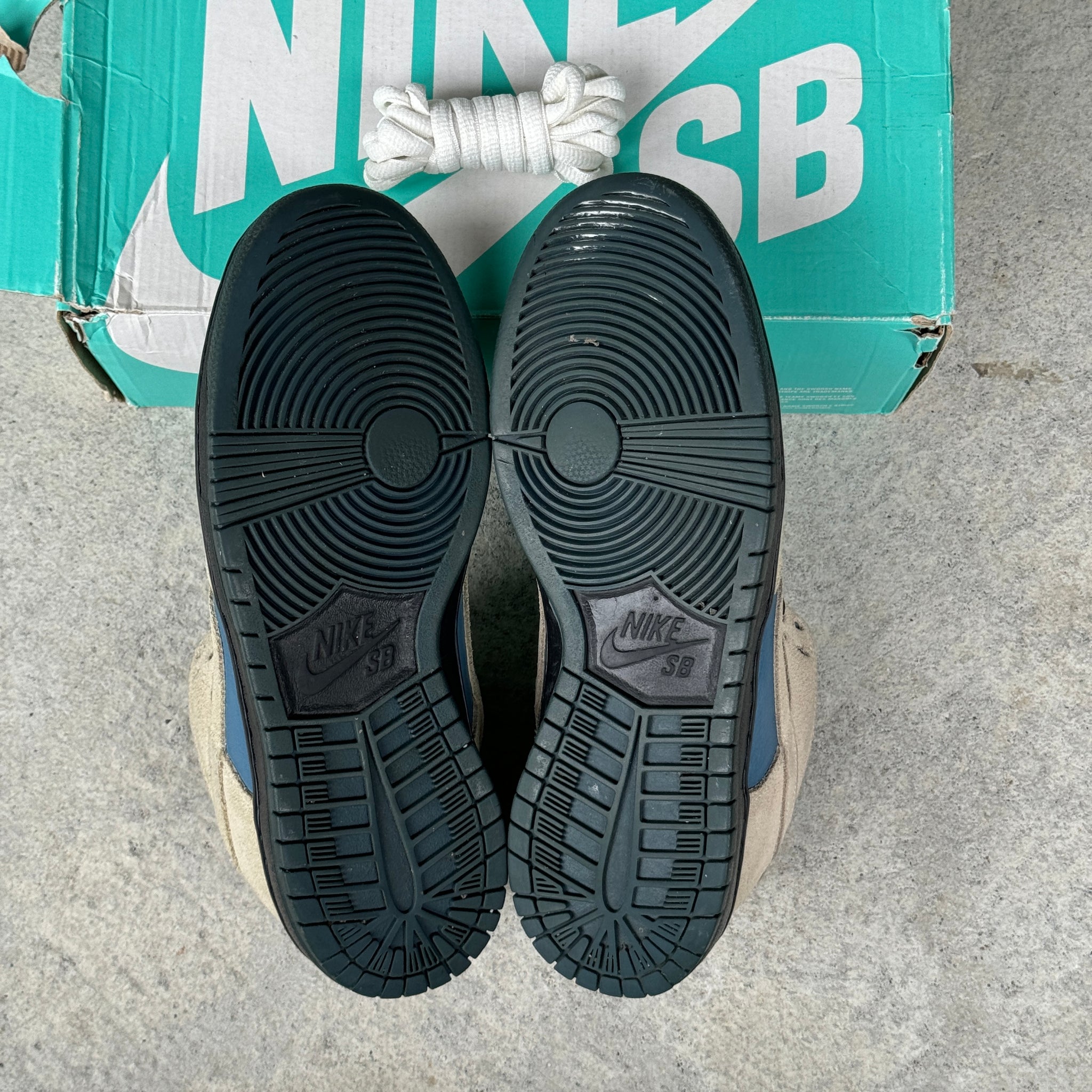 8.5 US - NIKE SB DUNK LOW THUNDERSTORM W BOX 2019