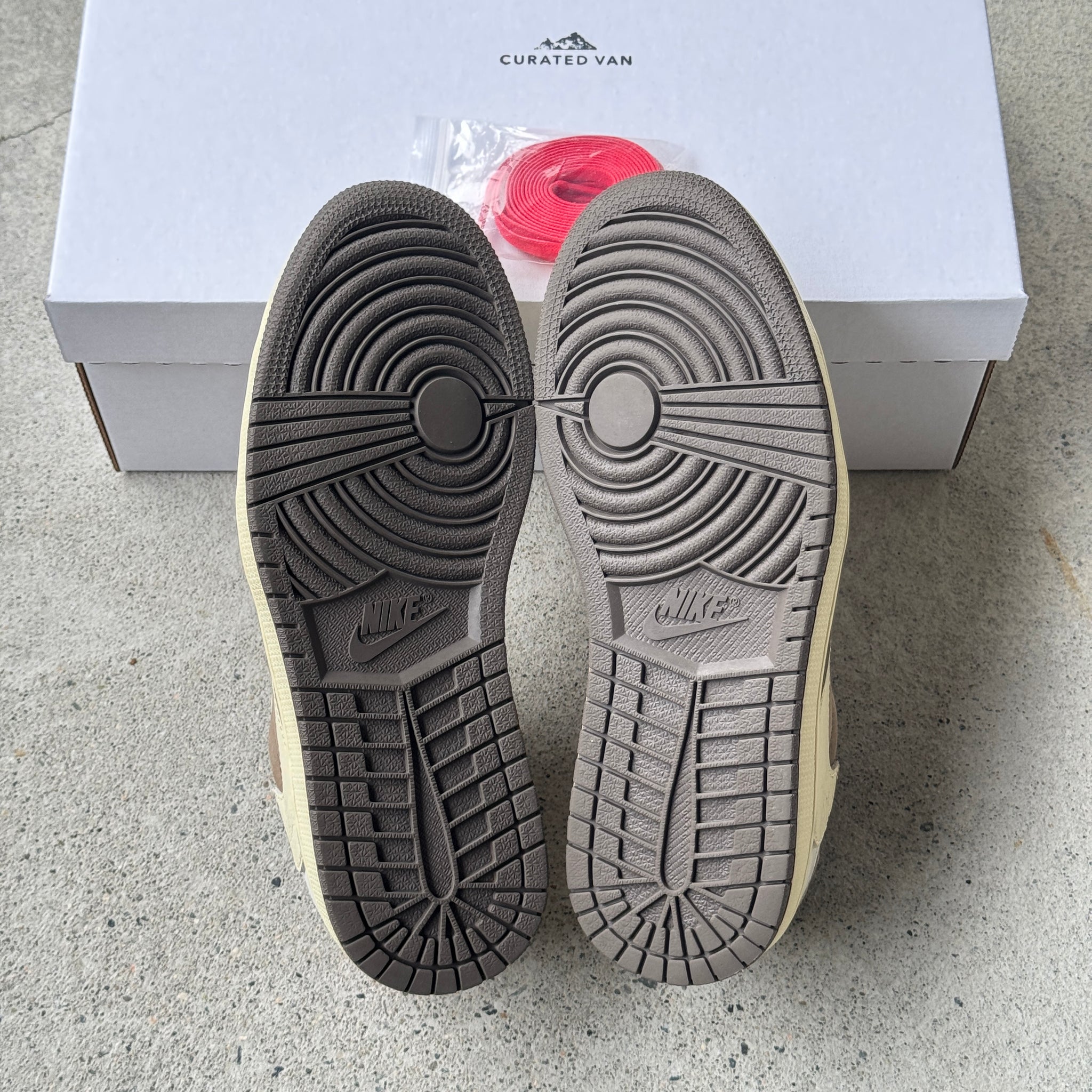 7.5 US - JORDAN 1 LOW TRAVIS SCOTT REVERSE MOCHA 2022