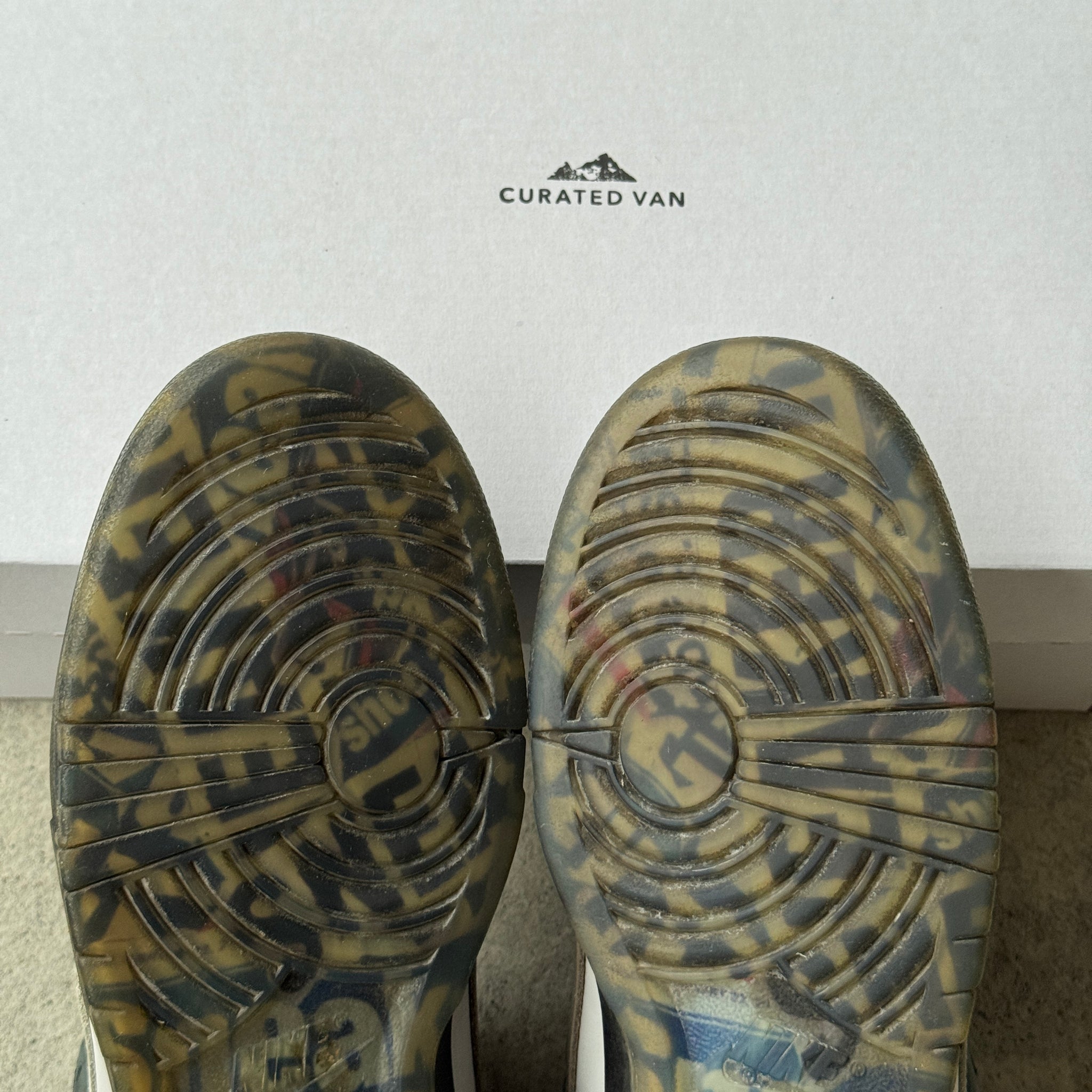 10.5 US - NIKE SB DUNK LOW STAPLE PANDA PIGEON 2019