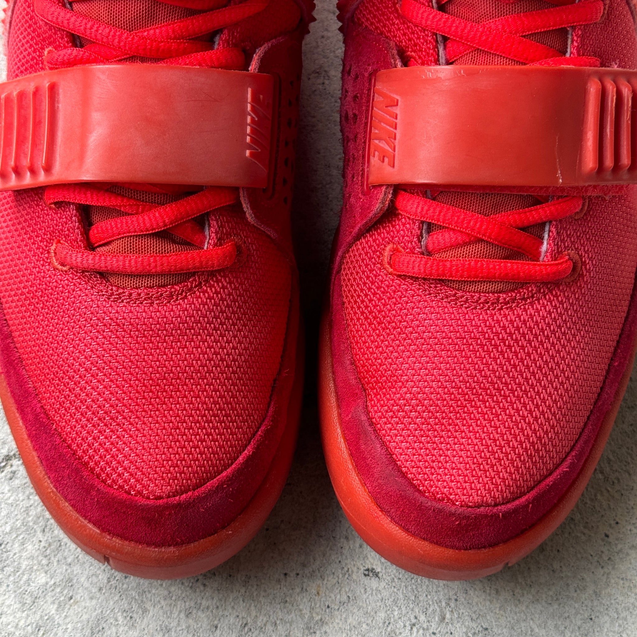 9.5 US - NIKE AIR YEEZY 2 RED OCTOBER W BOX 2014