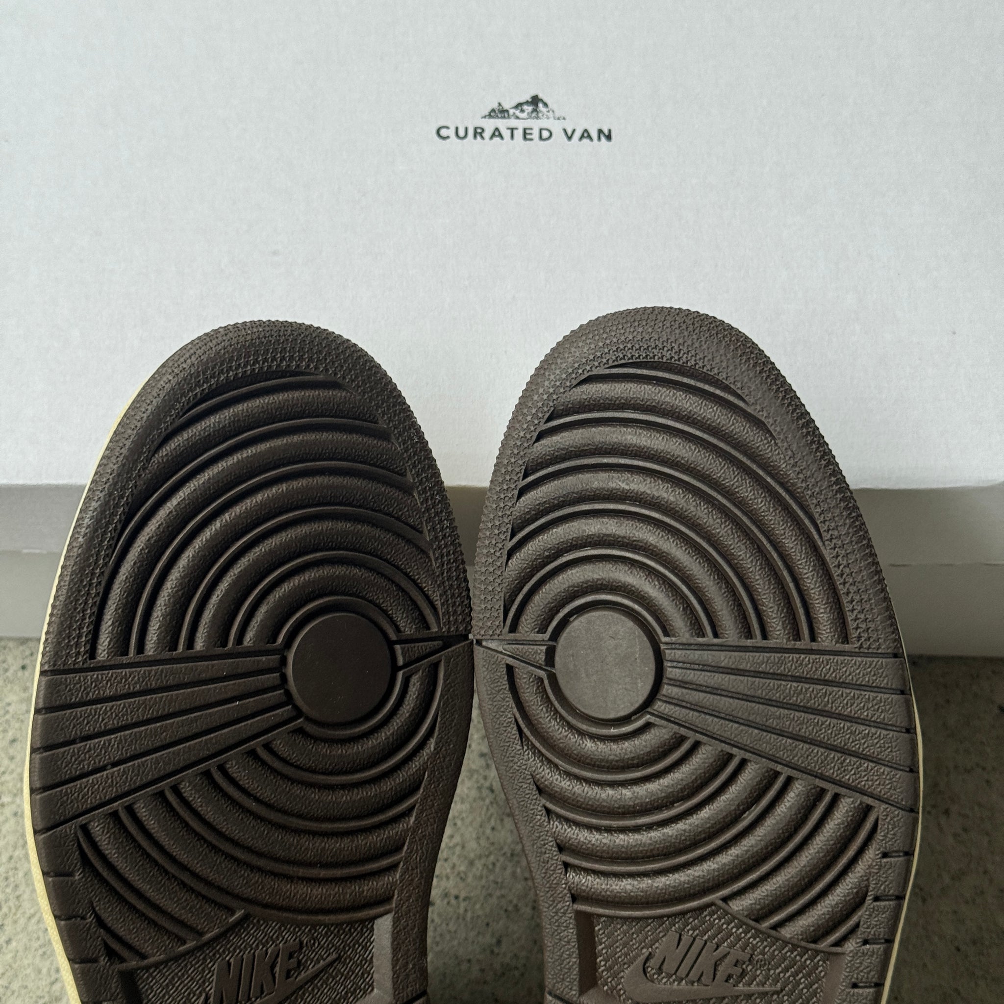 8.5 US - JORDAN 1 LOW TRAVIS SCOTT MOCHA 2019