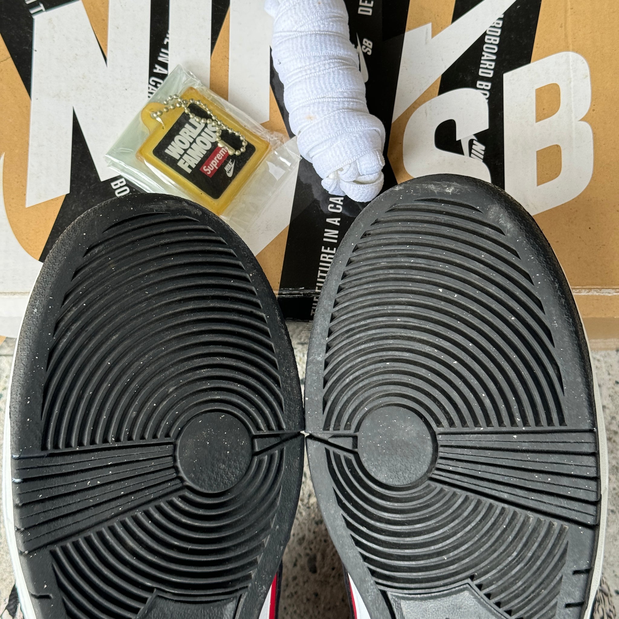 8.5 US - NIKE SB DUNK LOW SUPREME RED CEMENT W BOX 2012
