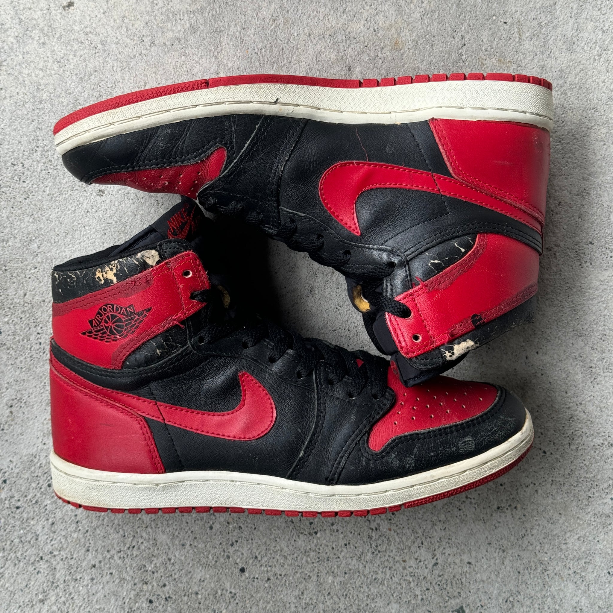 9.5 US - JORDAN 1  BLACK/RED 1985