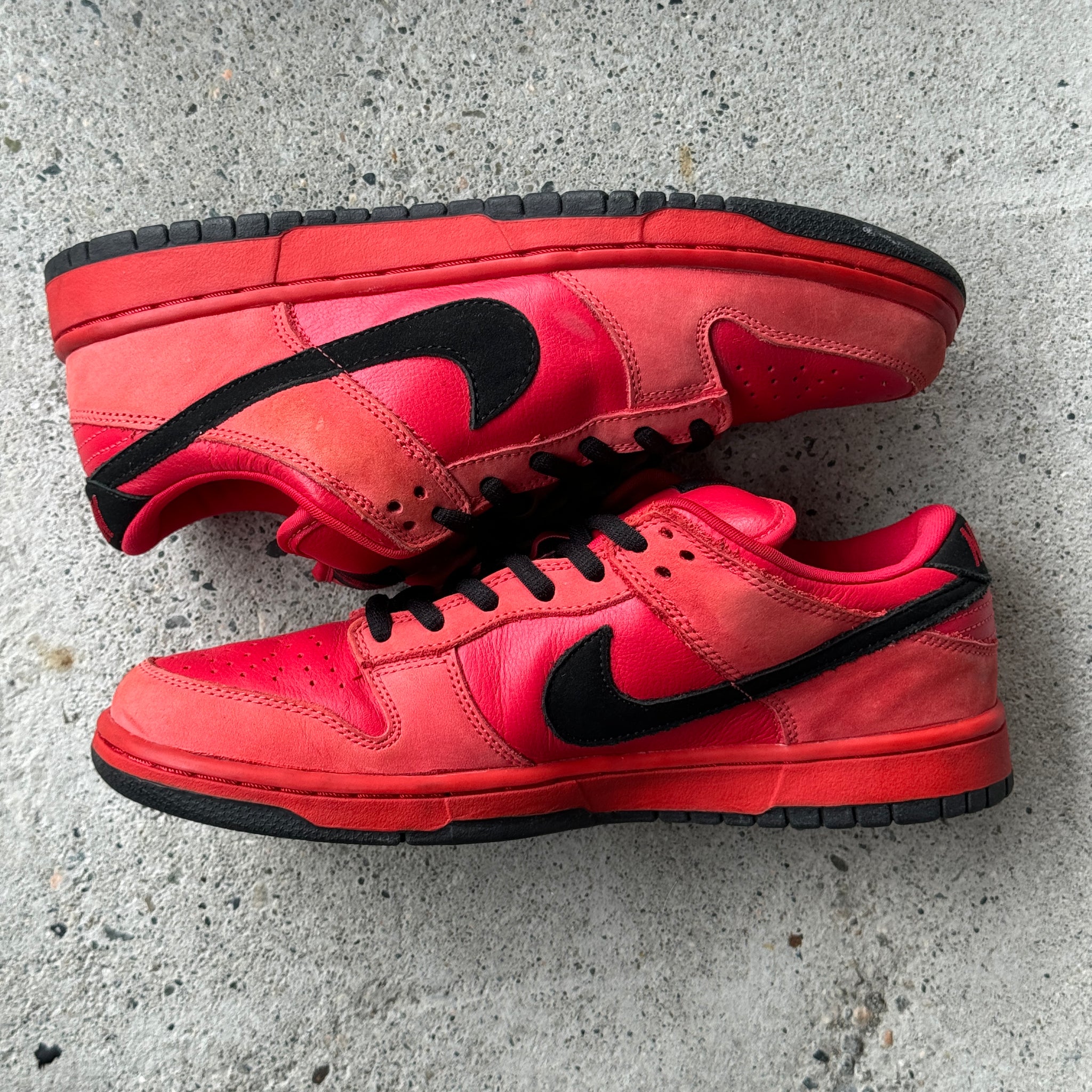 9 US - NIKE SB DUNK LOW TRUE RED 2003