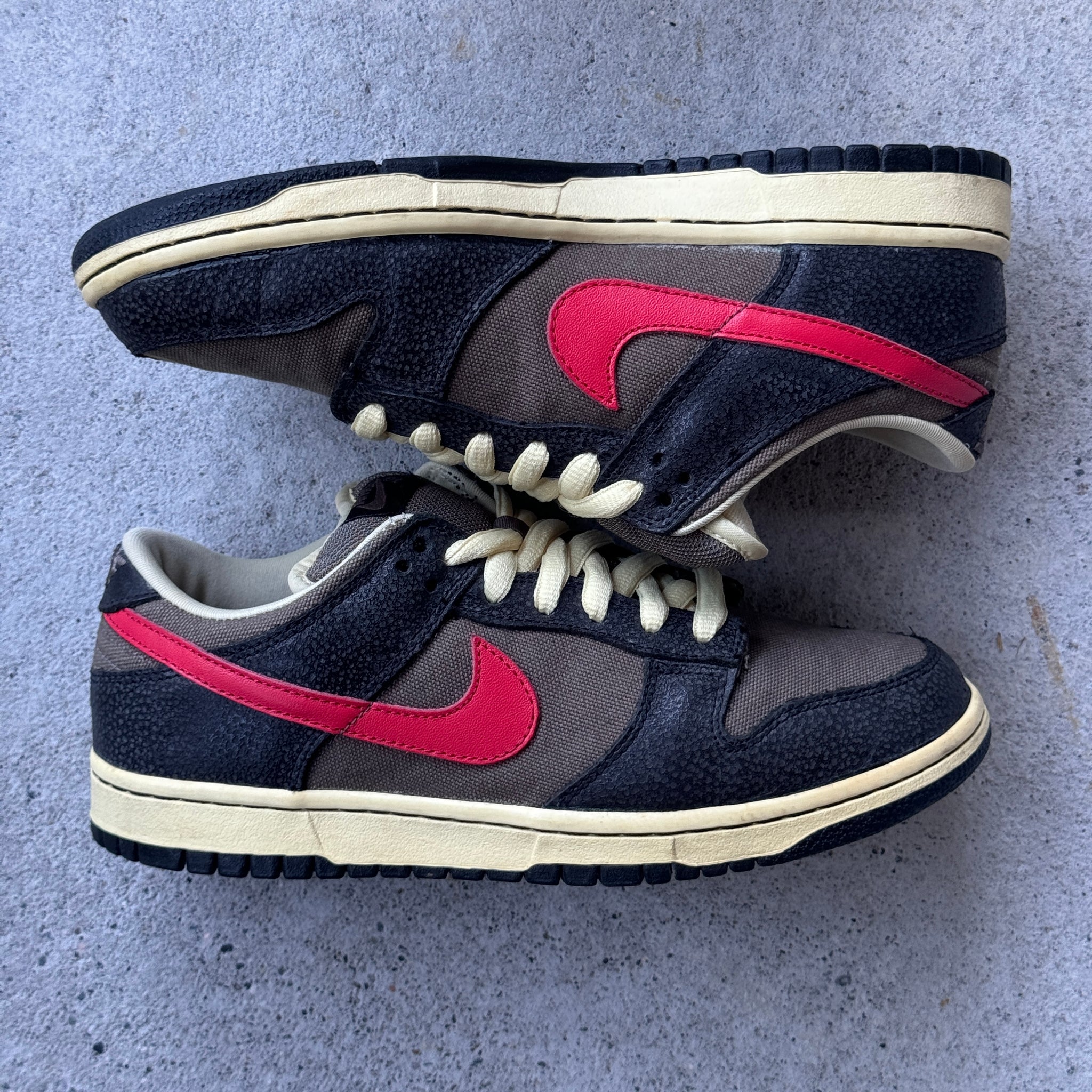7.5 US - NIKE SB DUNK LOW BLACK ATOM RED W BOX 2008