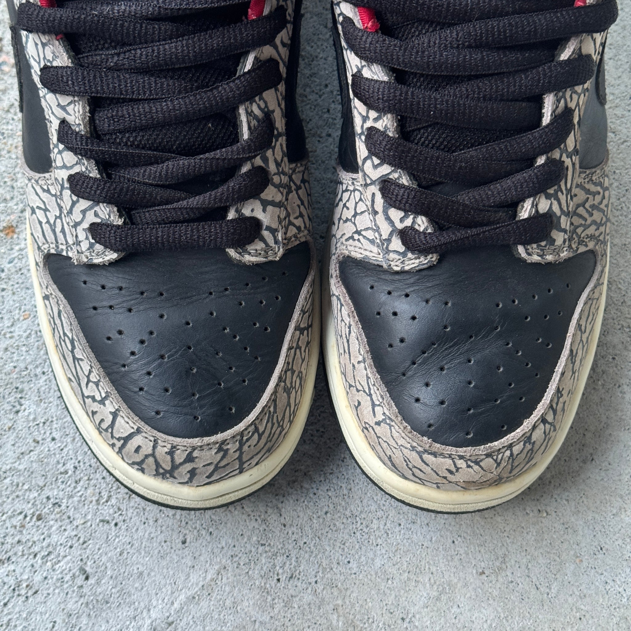 9.5 US - NIKE SB DUNK LOW SUPREME BLACK CEMENT W BOX 2002