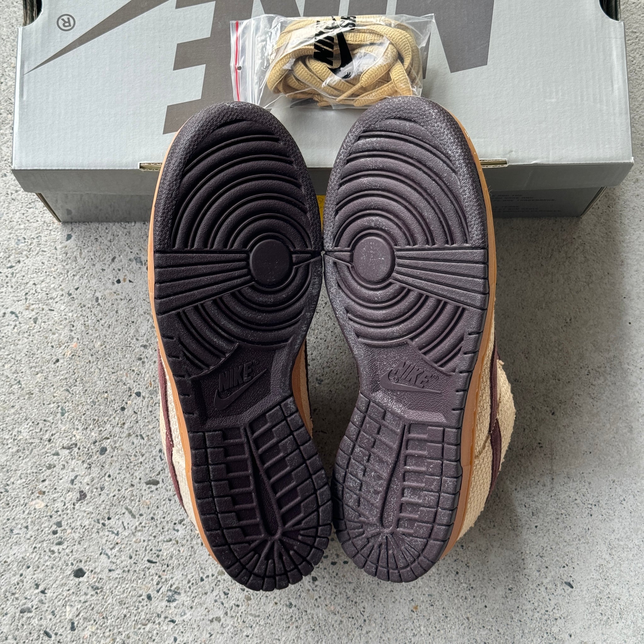 10.5 US - DS NIKE SB DUNK LOW MAHOGANY HEMP W BOX 2004