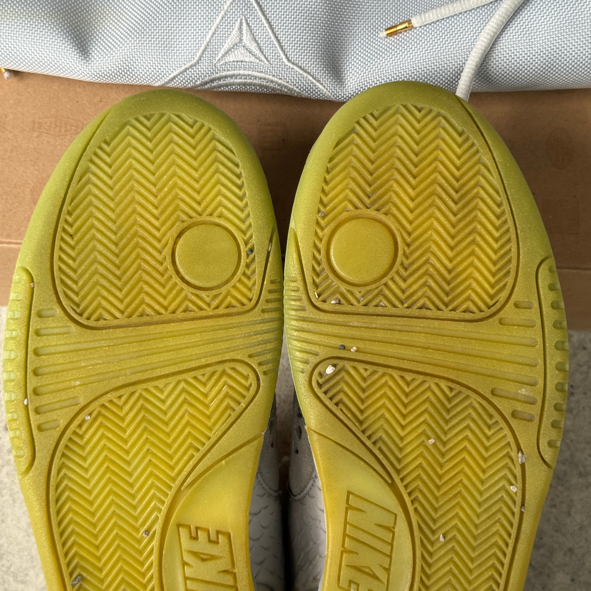 8.5 US - NIKE AIR YEEZY 2 PLATNIUM W BOX 2014
