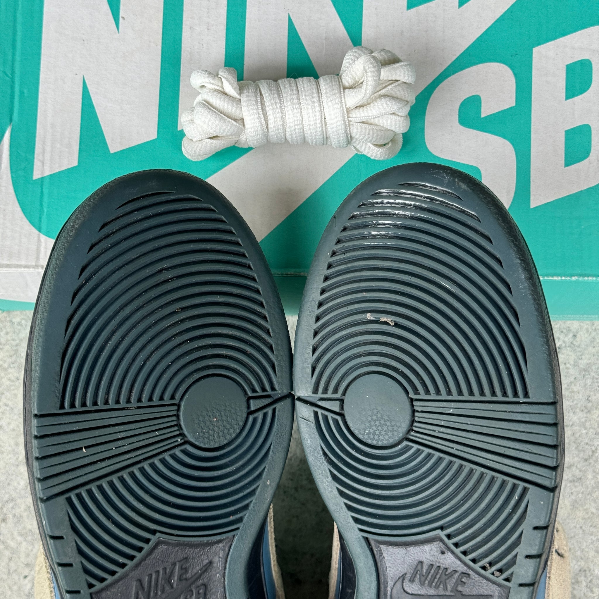 8.5 US - NIKE SB DUNK LOW THUNDERSTORM W BOX 2019