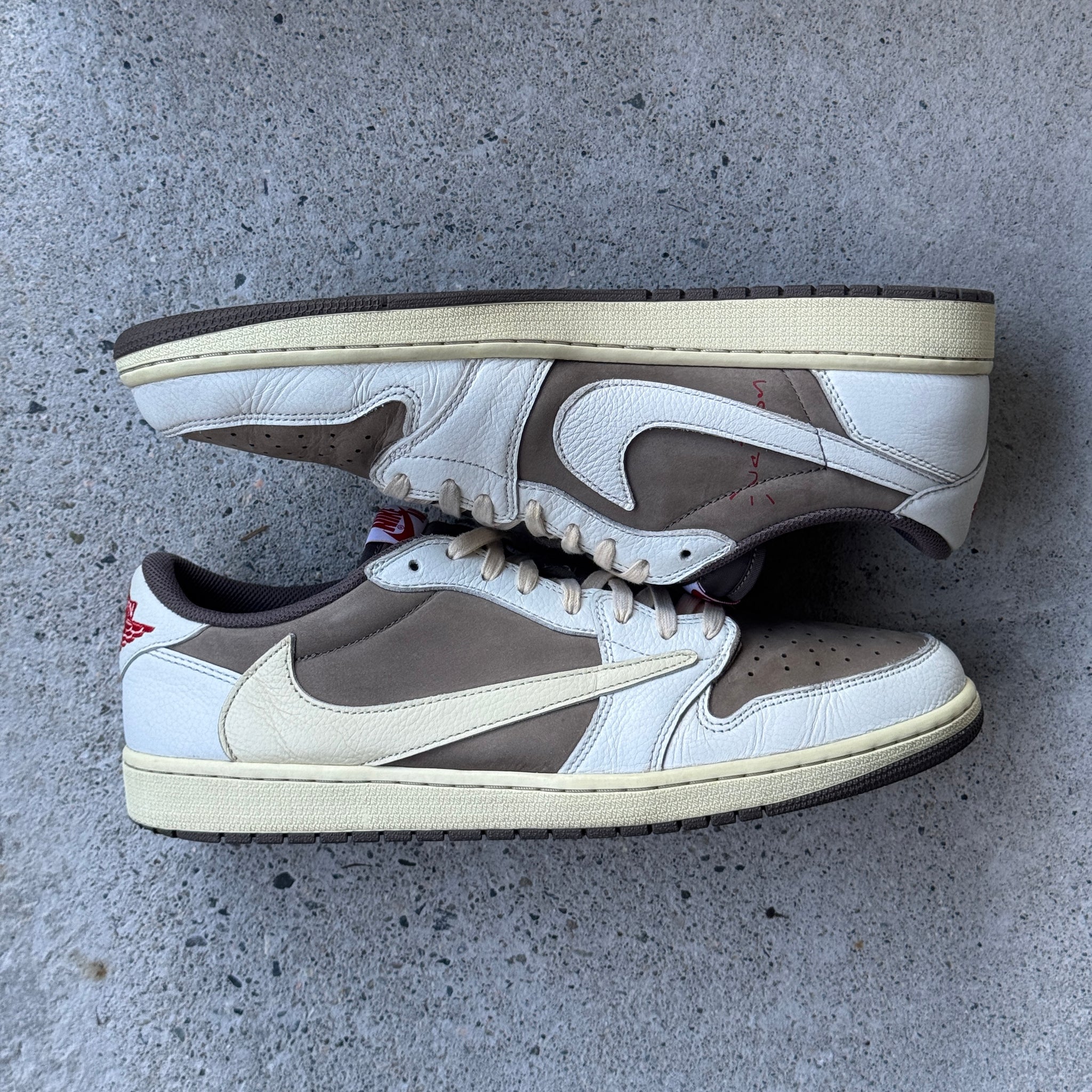 13 US - JORDAN 1 LOW TRAVIS SCOTT REVERSE MOCHA W BOX 2022