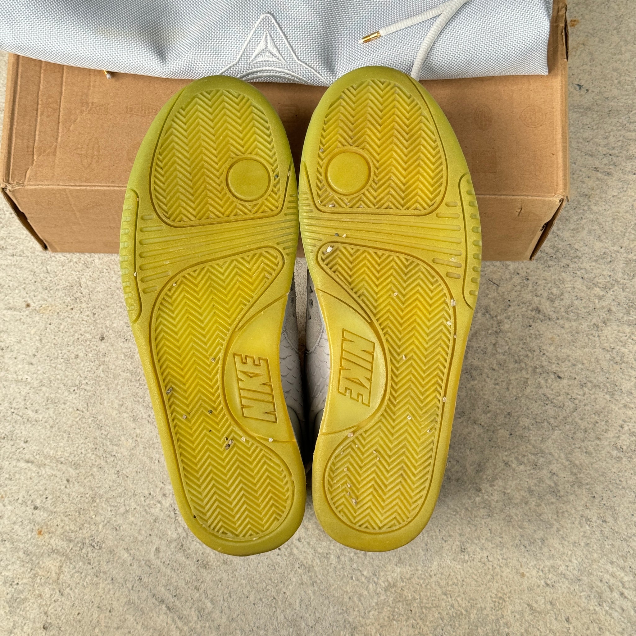 8.5 US - NIKE AIR YEEZY 2 PLATNIUM W BOX 2014