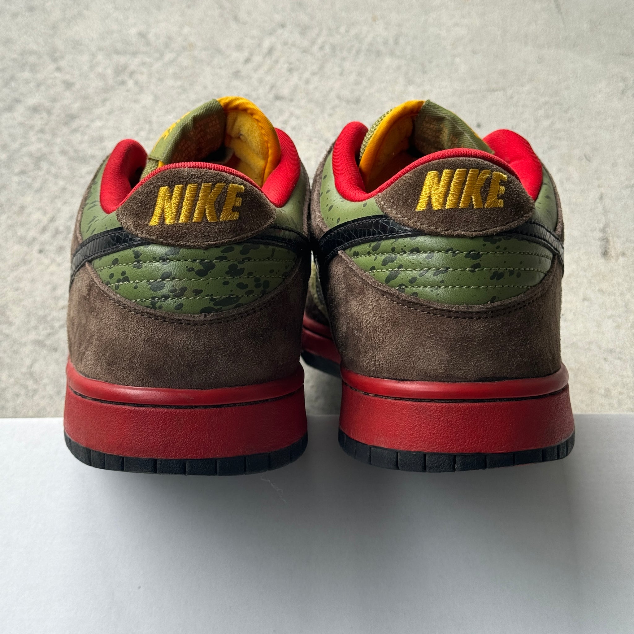 13 US - NIKE SB DUNK LOW ASPARAGUS 2009