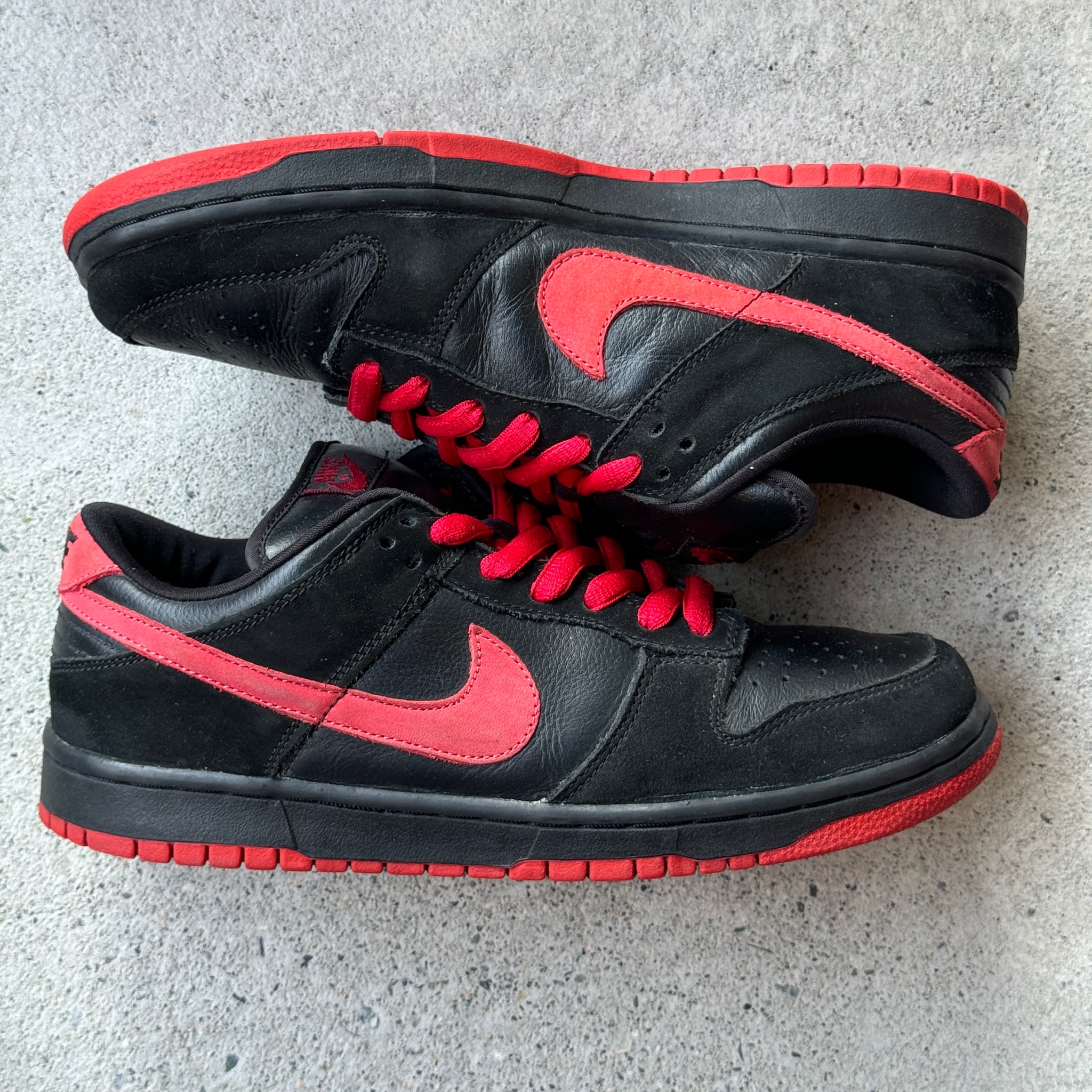 9.5 US - NIKE SB DUNK LOW BLACK VAMPS W BOX 2004