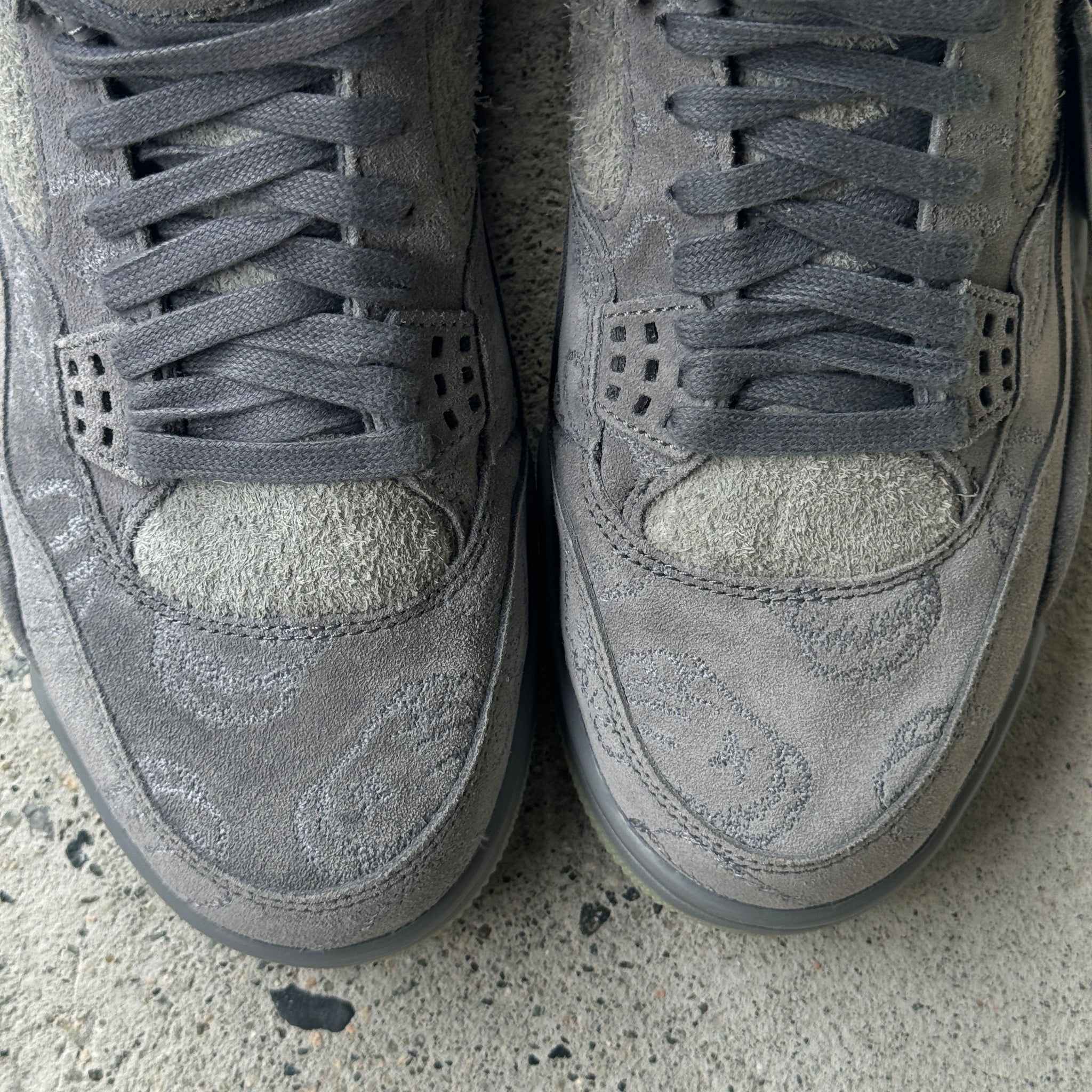 10 US - DS JORDAN 4 KAWS GREY W BOX 2017