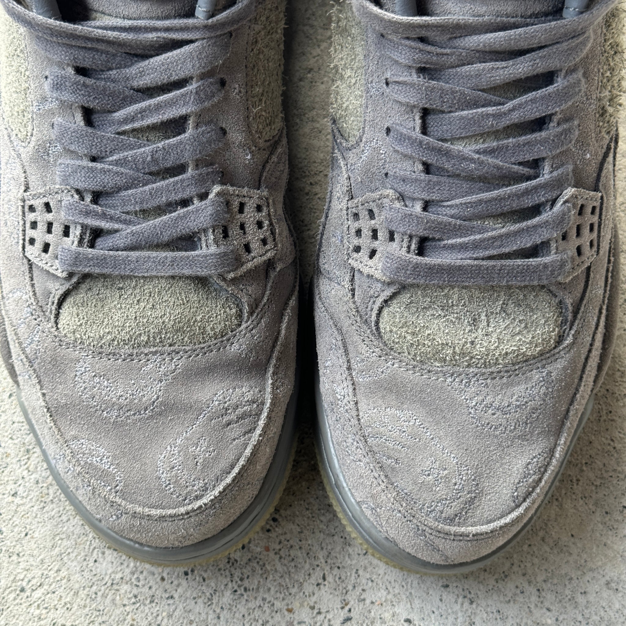 10.5 US - JORDAN 4 KAWS GREY 2017