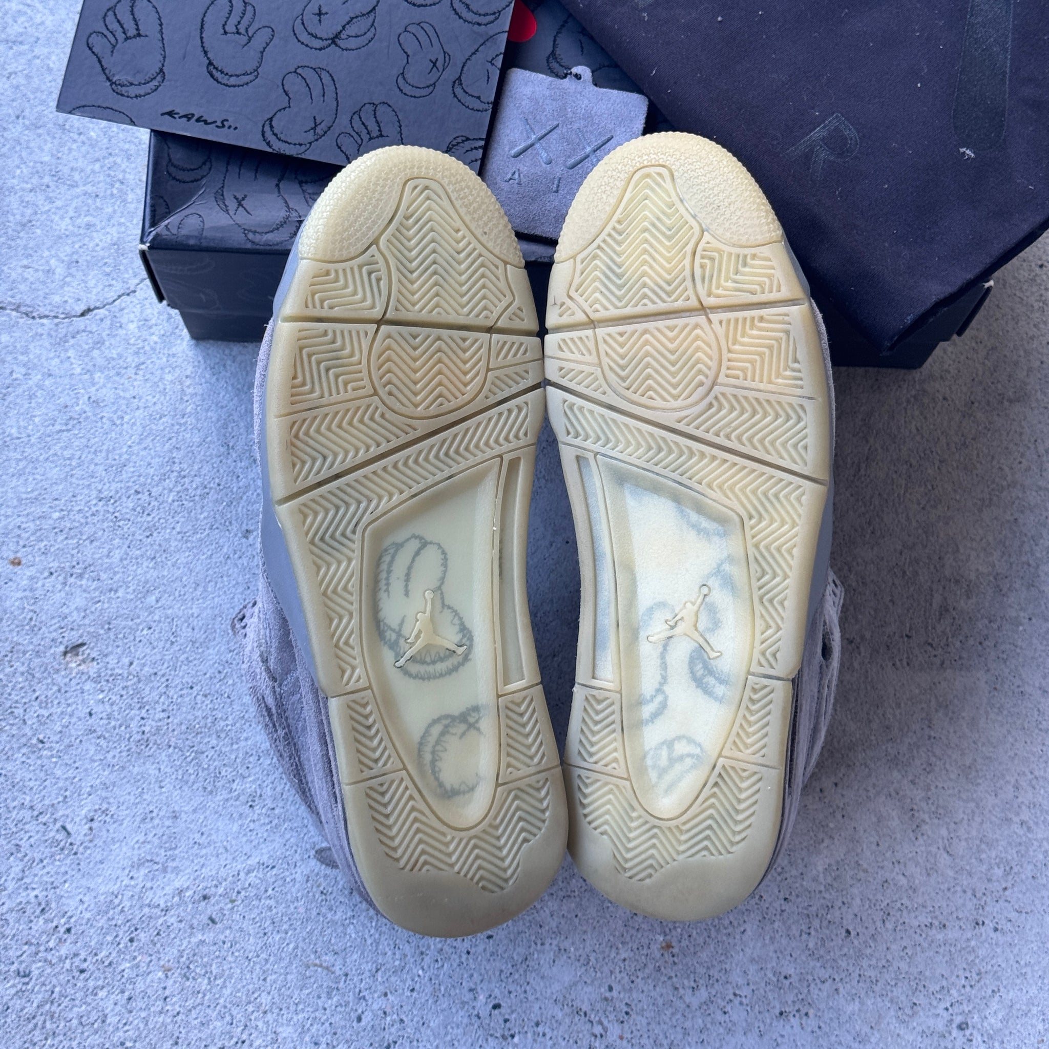 11 US - JORDAN 4 KAWS GREY W BOX 2017