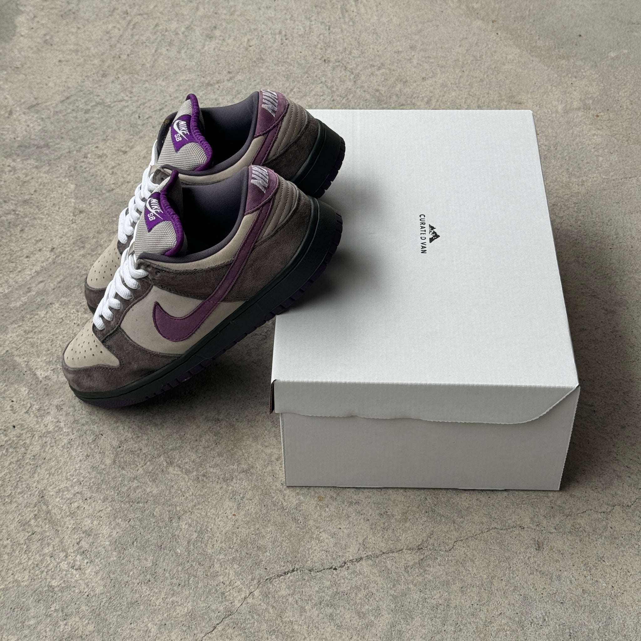 9.5 US - NIKE SB DUNK LOW PURPLE PIGEON 2006