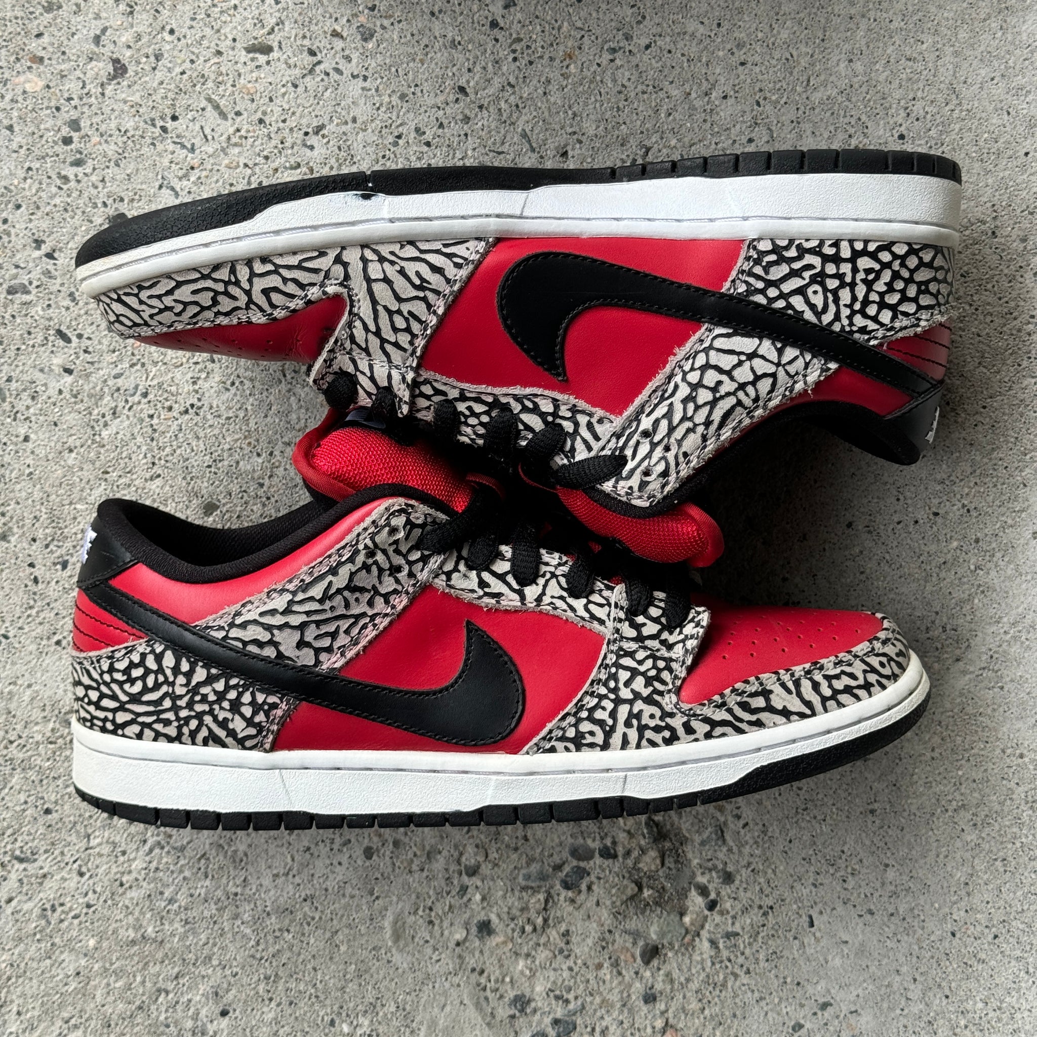 8.5 US - NIKE SB DUNK LOW SUPREME RED CEMENT W BOX 2012