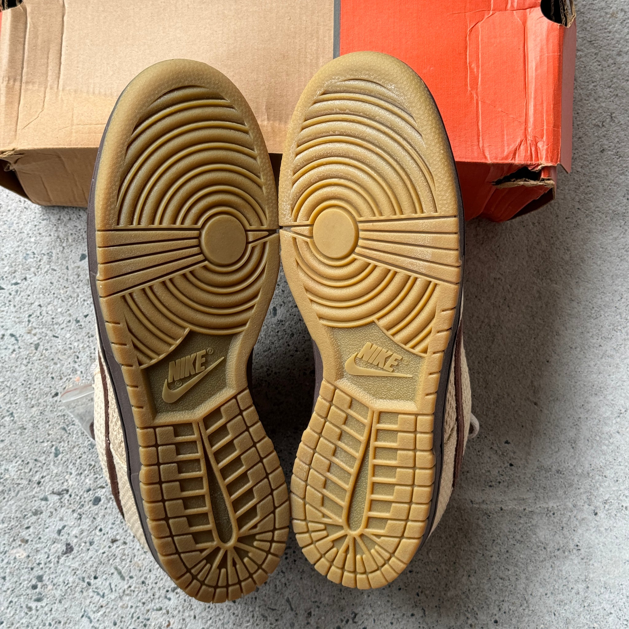 10 US - DS NIKE DUNK LOW NET MEDIUM BROWN HEMP W BOX 2005