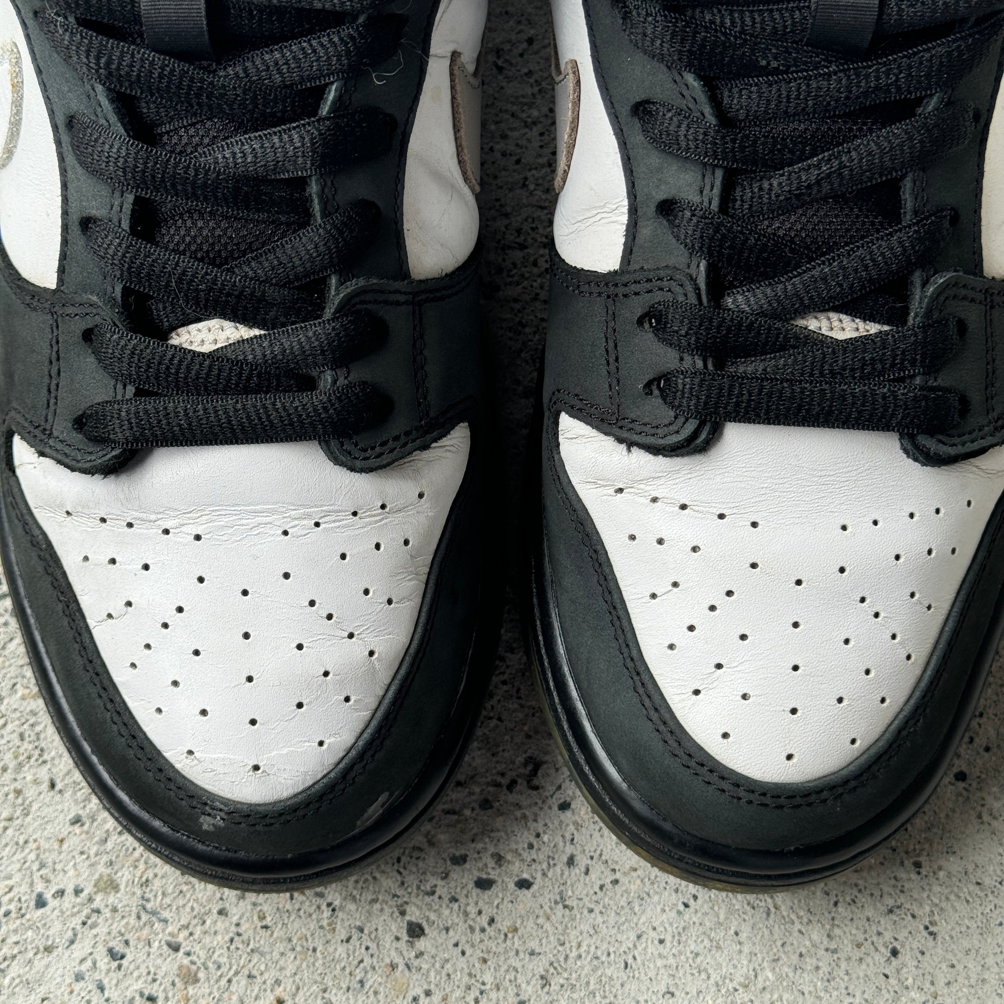 9.5 US - NIKE SB DUNK LOW STAPLE PANDA PIGEON 2019