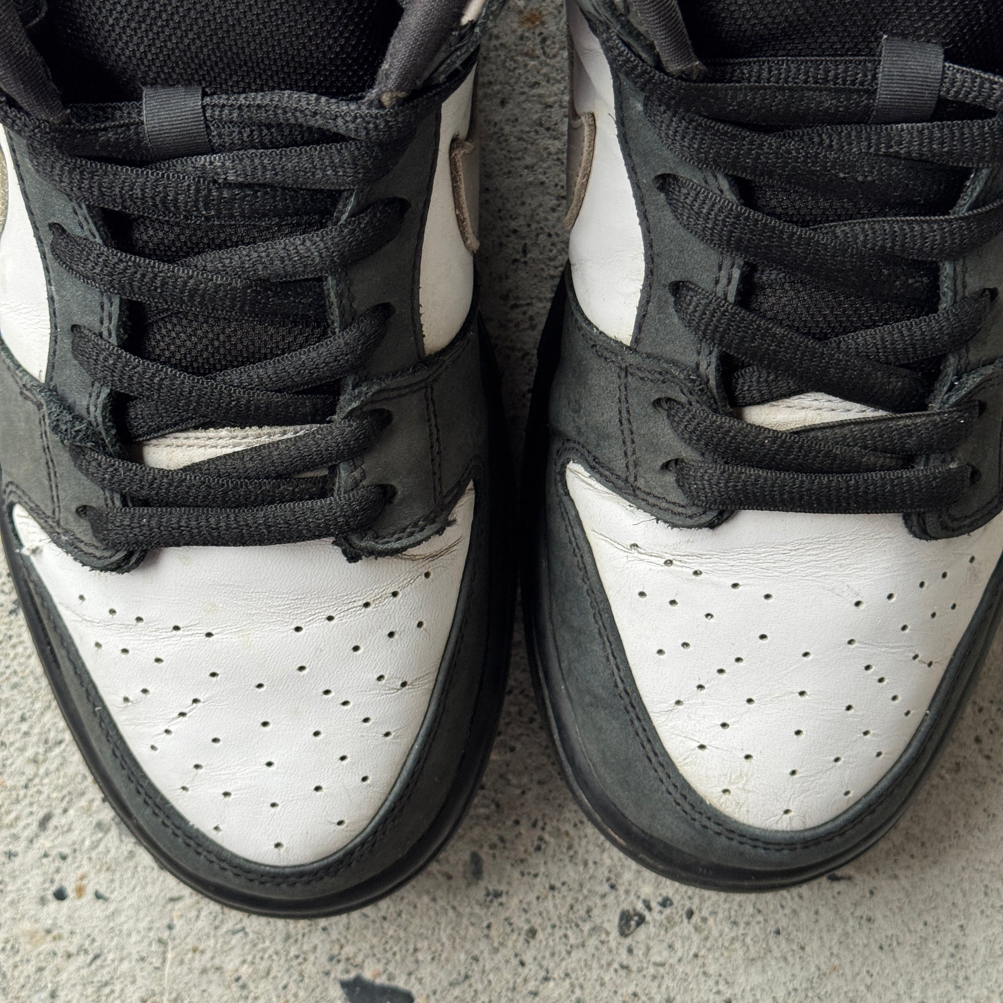 10.5 US - NIKE SB DUNK LOW STAPLE PANDA PIGEON 2019